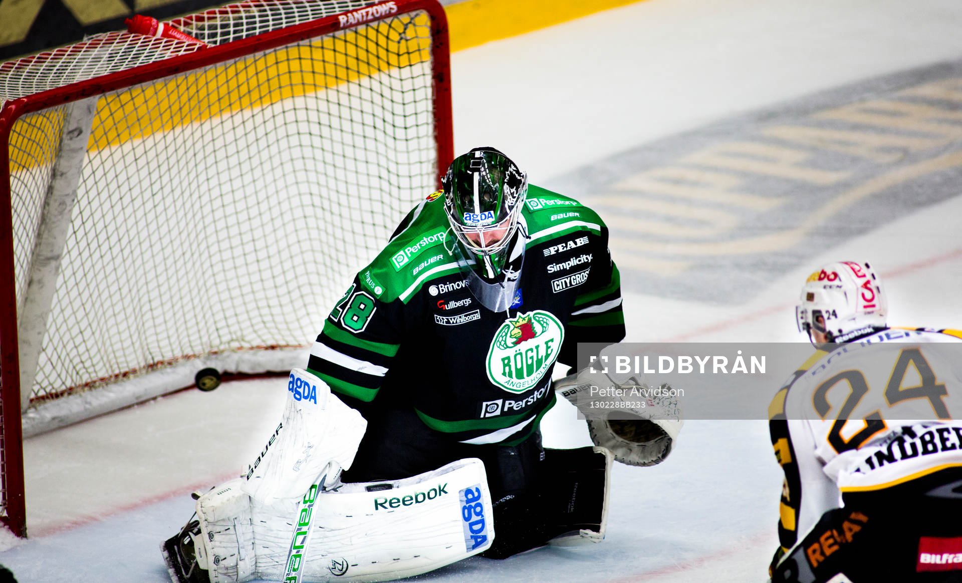 Oscar Lindberg, Skellefteå, gör 2-3 bakom, Martin Gerber,