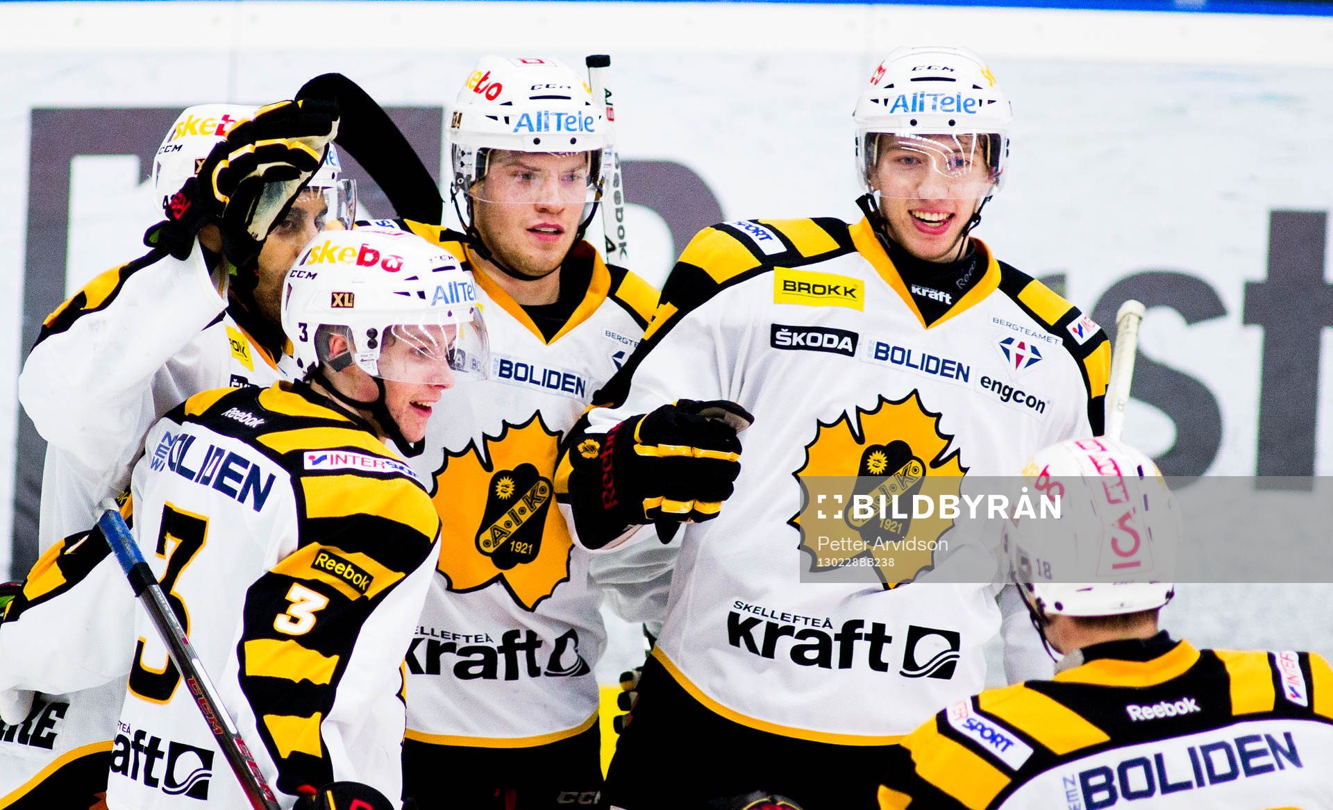 Oscar Lindberg, Skellefteå, gör 2-3 bakom, Martin Gerber,
