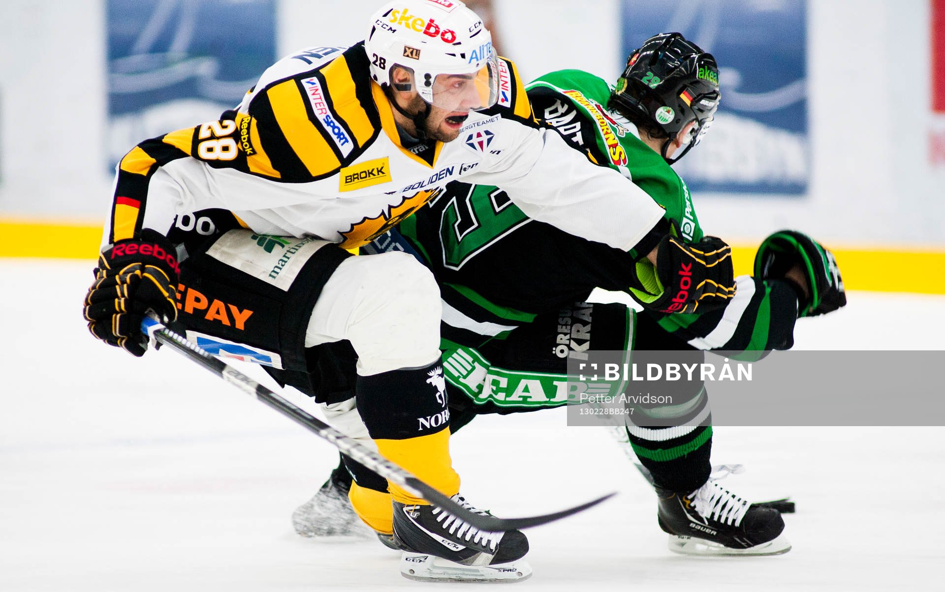 Johan Alm, Skellefteå, i kamp med,  Alexander Barta, Rögle