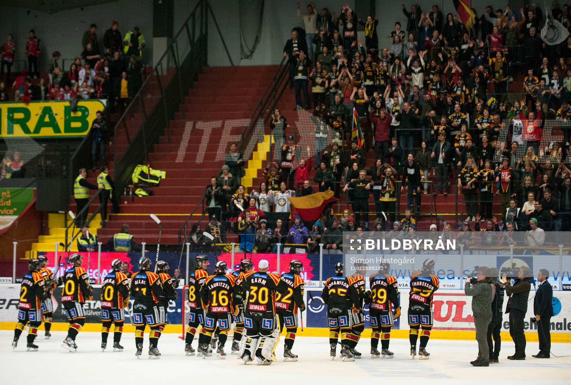 Brynäs-spelarna och publiken jublar
