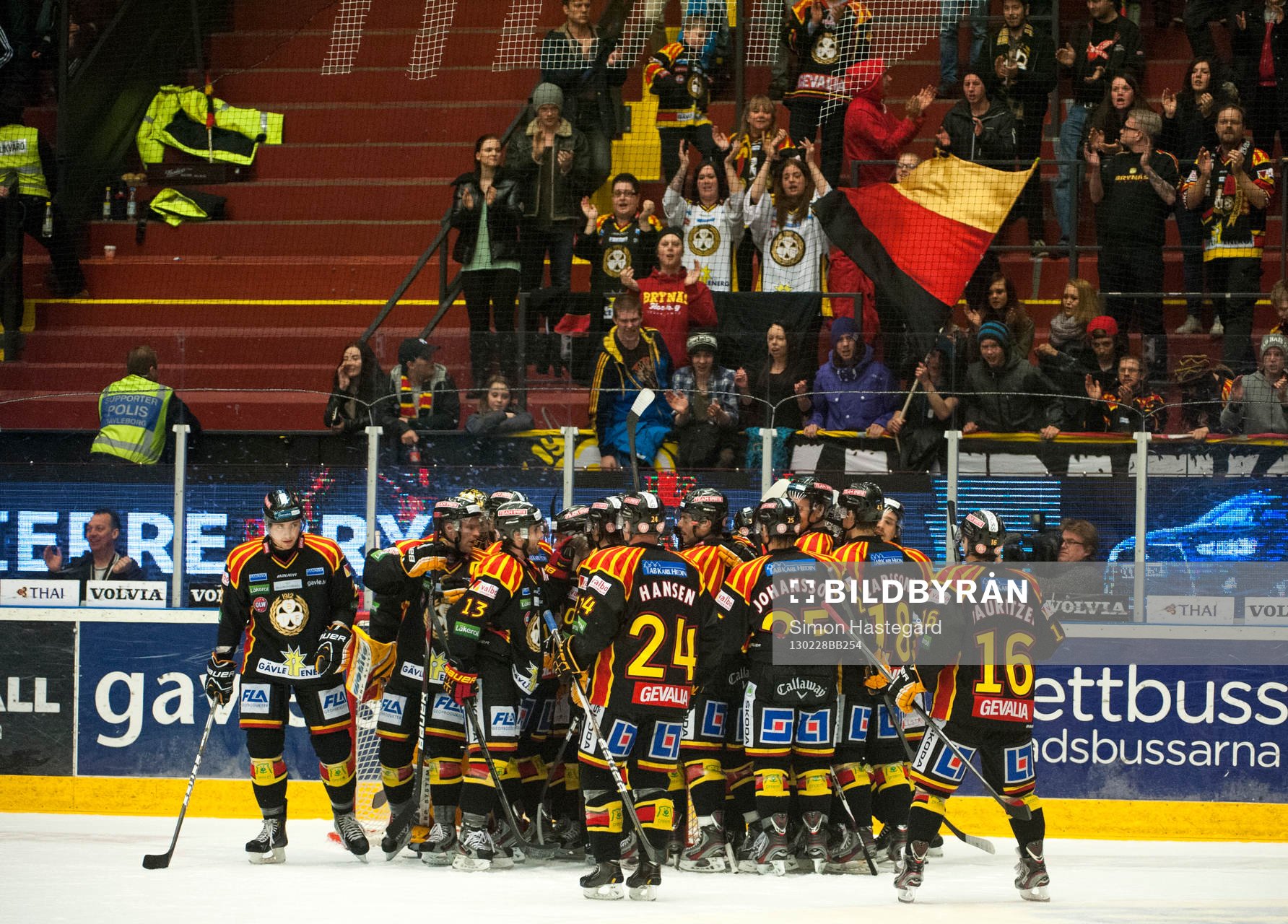 Brynäs-spelarna och publiken jublar
