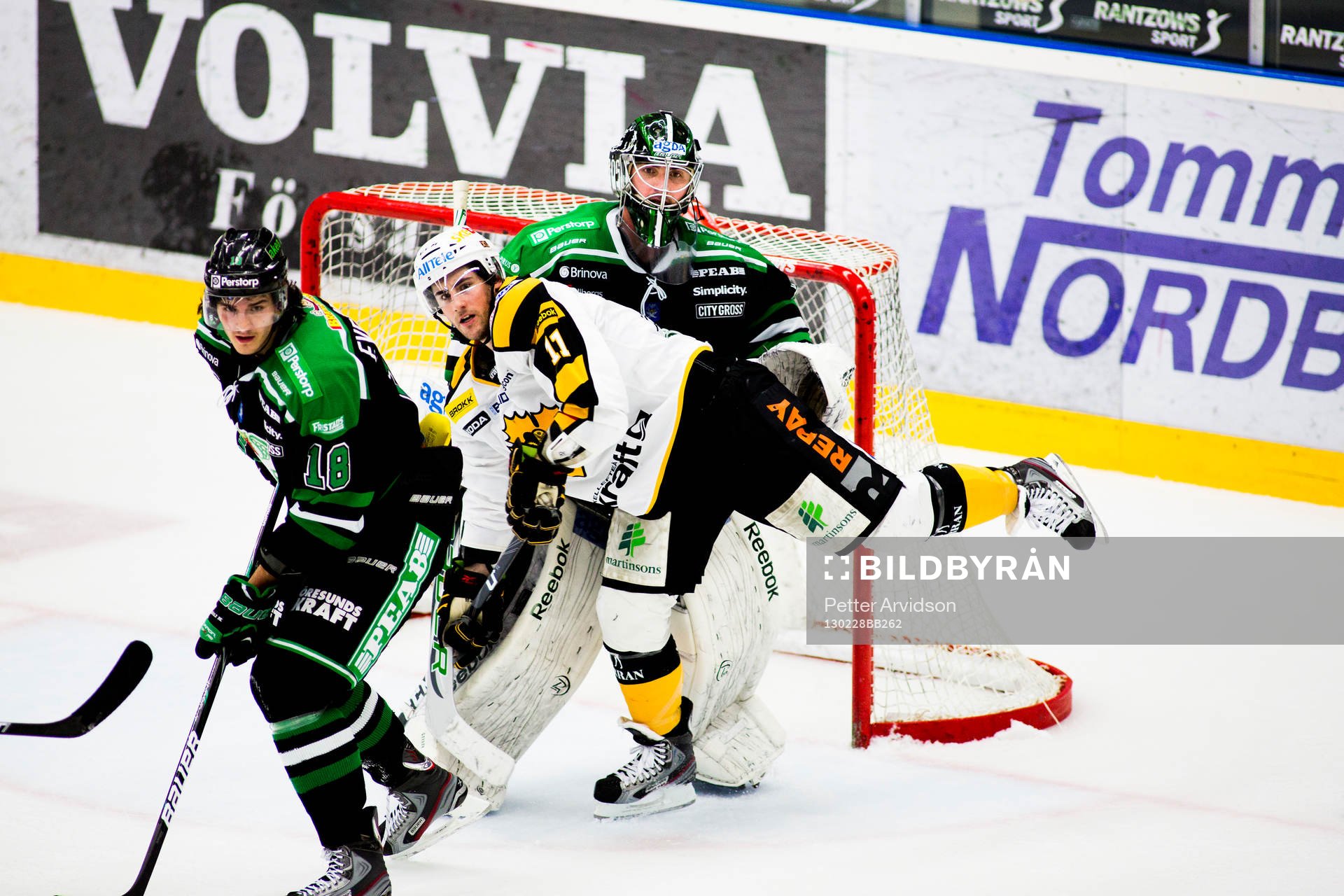 Bud Holloway, Skellefteå, åker på ett ben framför,