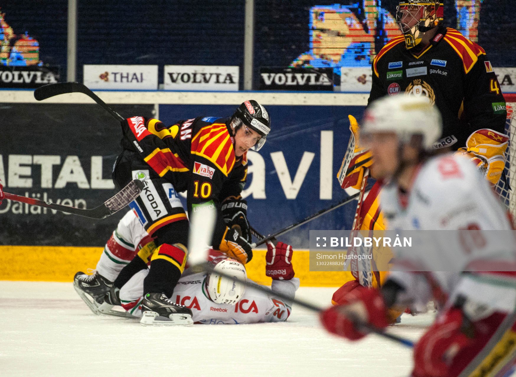 Fredrik Styrman, Brynäs, trycker ner Peter Öberg, Modo