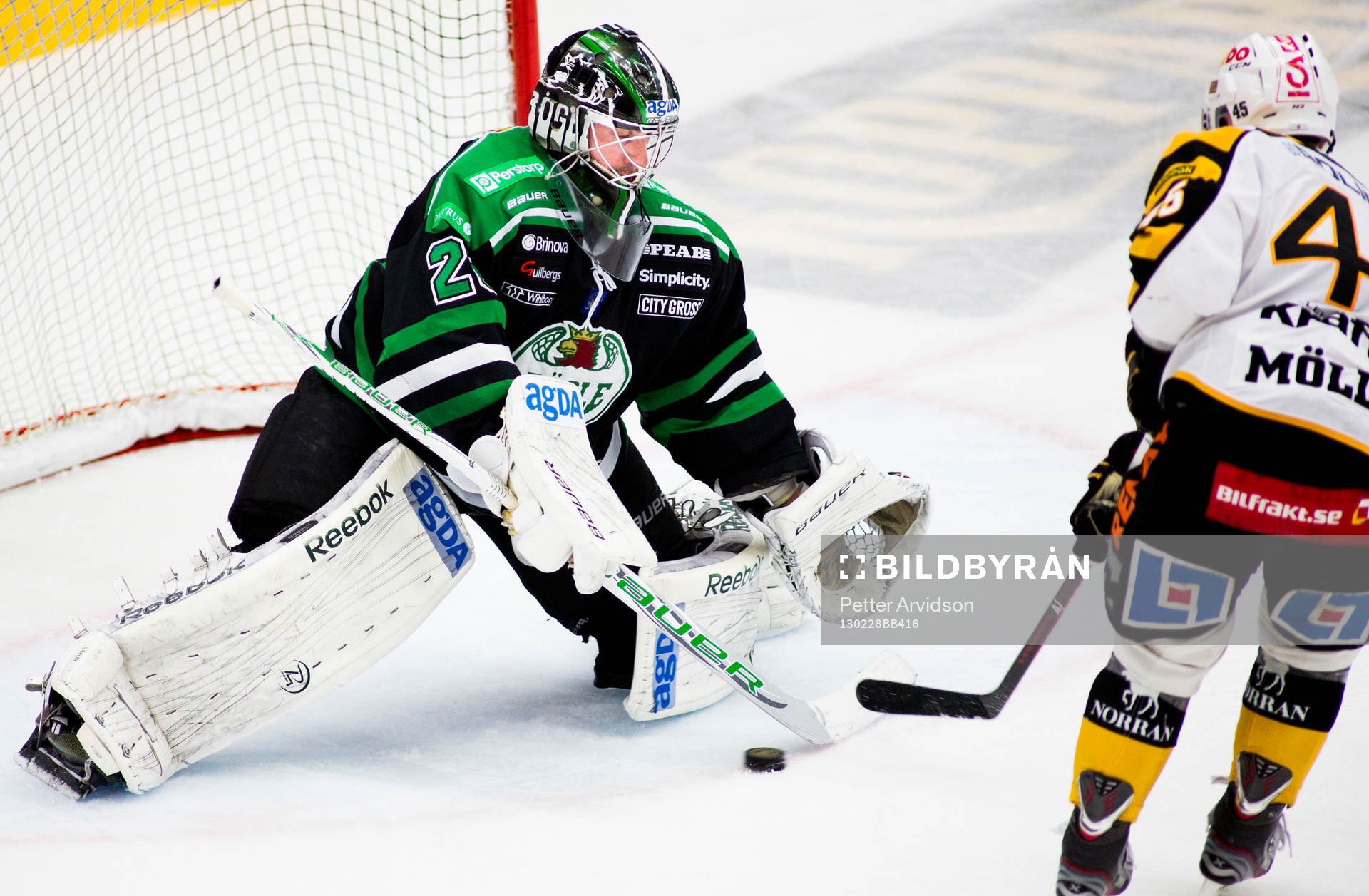Martin Gerber, målvakt, Rögle, räddar ett friläge