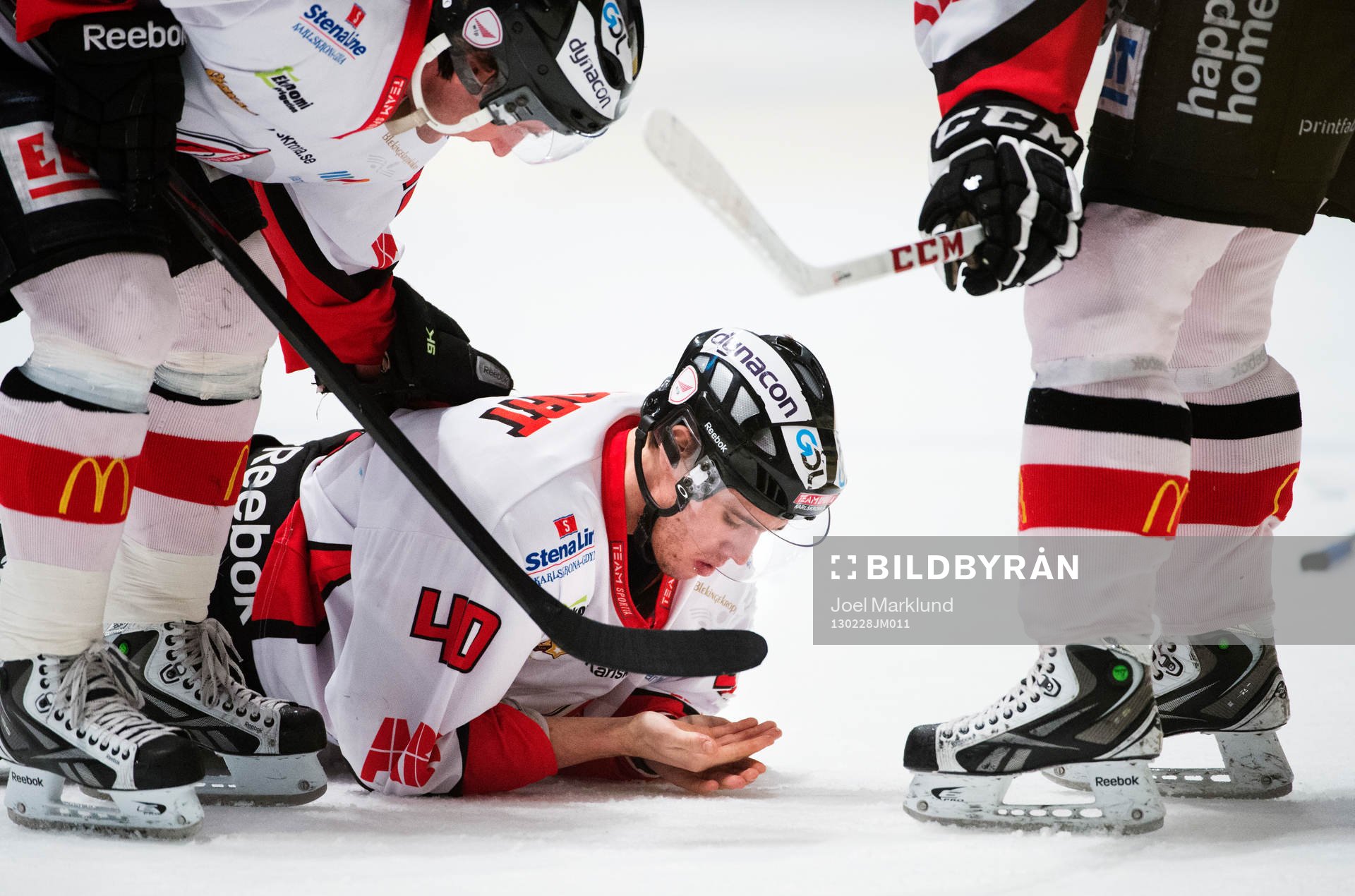 Jesper Jensen, Karlskrona, ligger ner på isen skadad