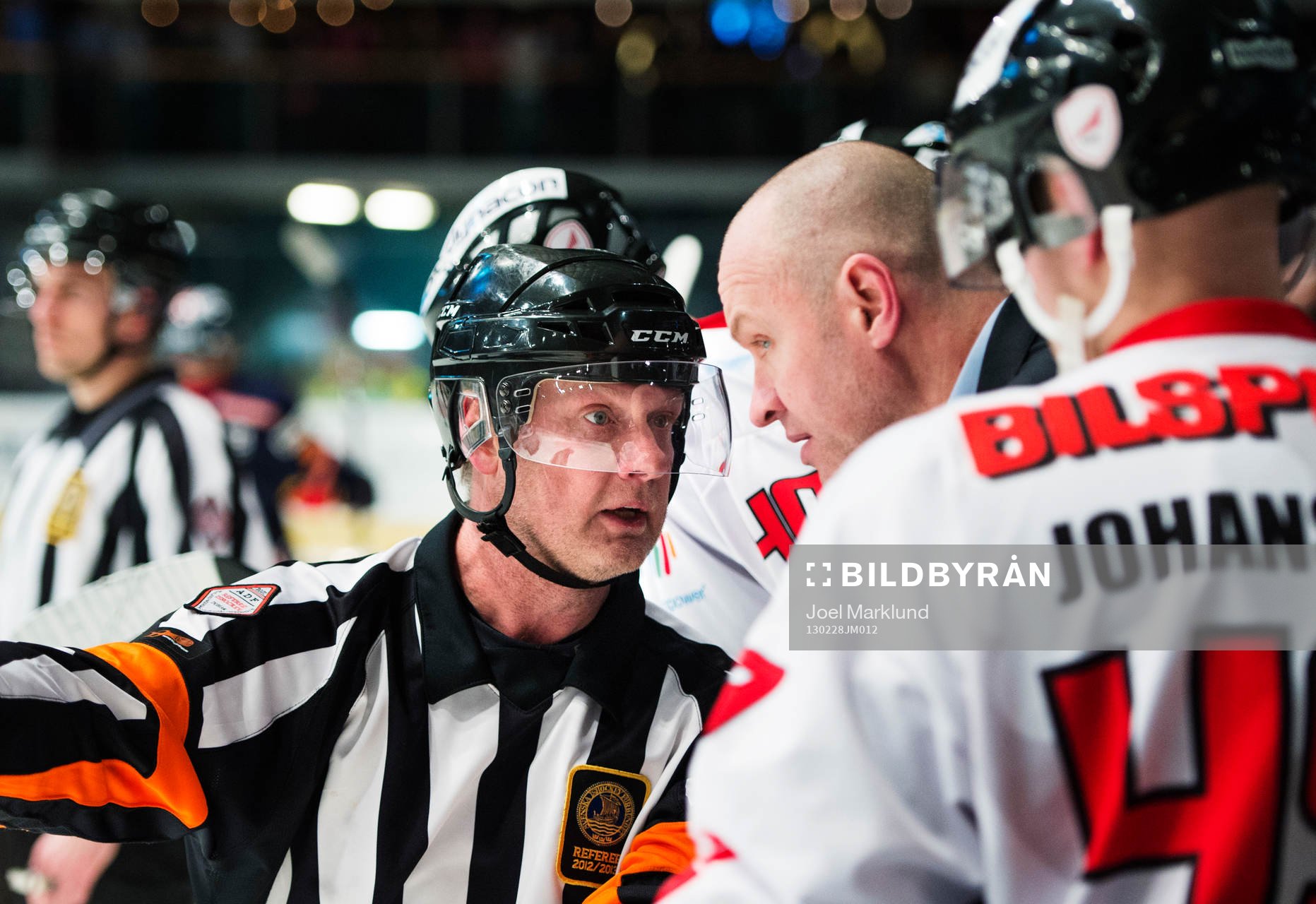 Ulf Rådbjer, domare, tillrättavisar Jan Karlsson,