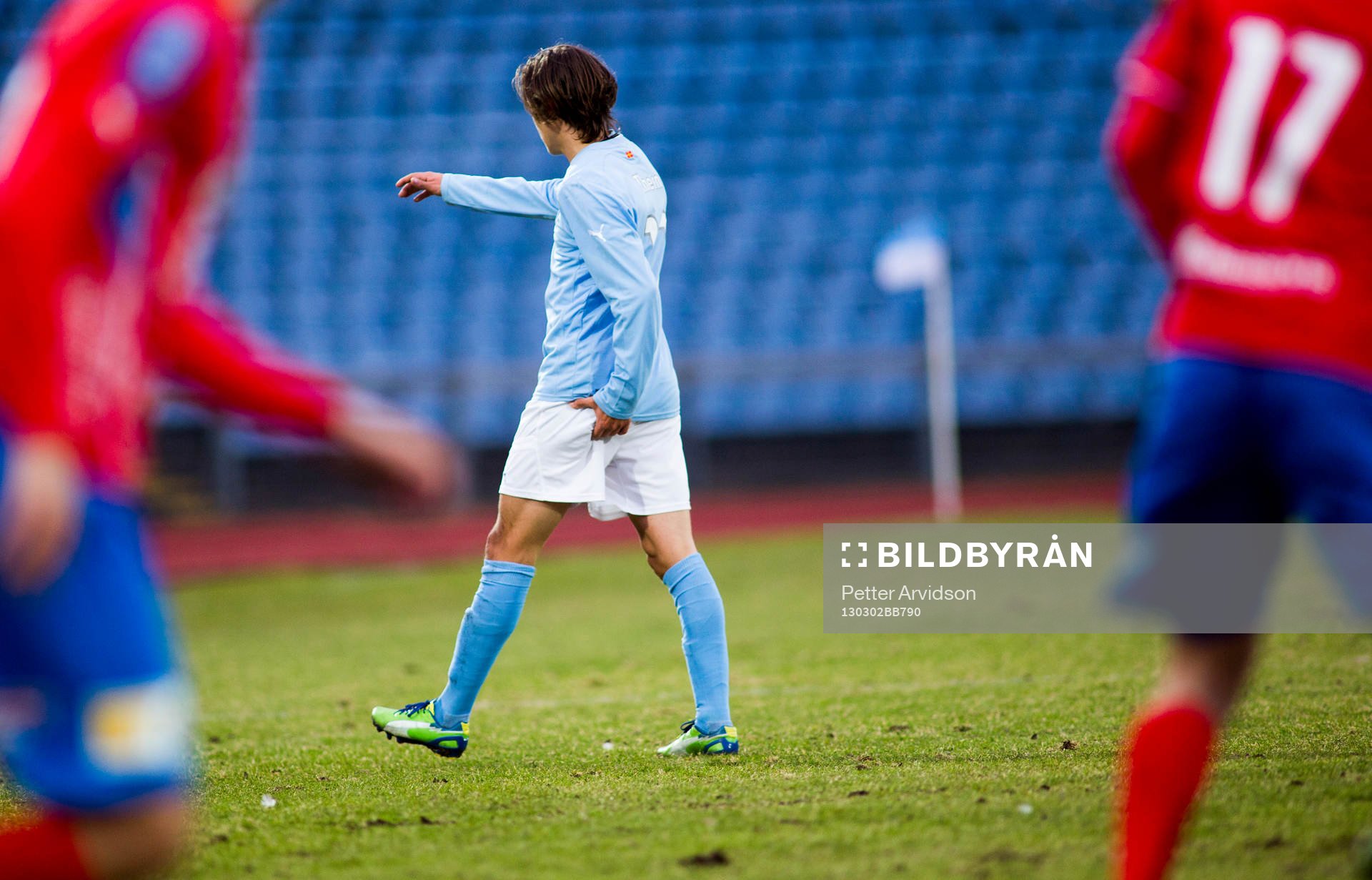 Simon Thern, Malmö FF, skadar baksidan av låret i en