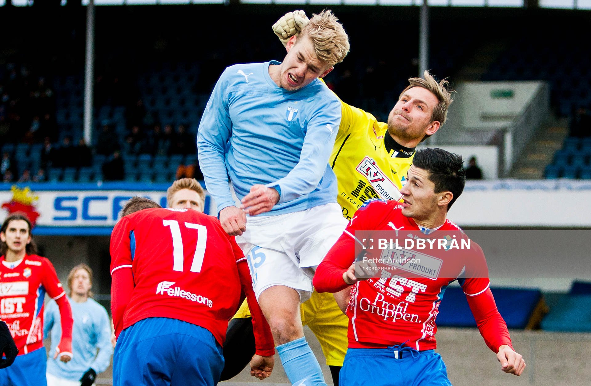 Filip Helander, Malmö FF, i närkamp med, Alexander Nadj,