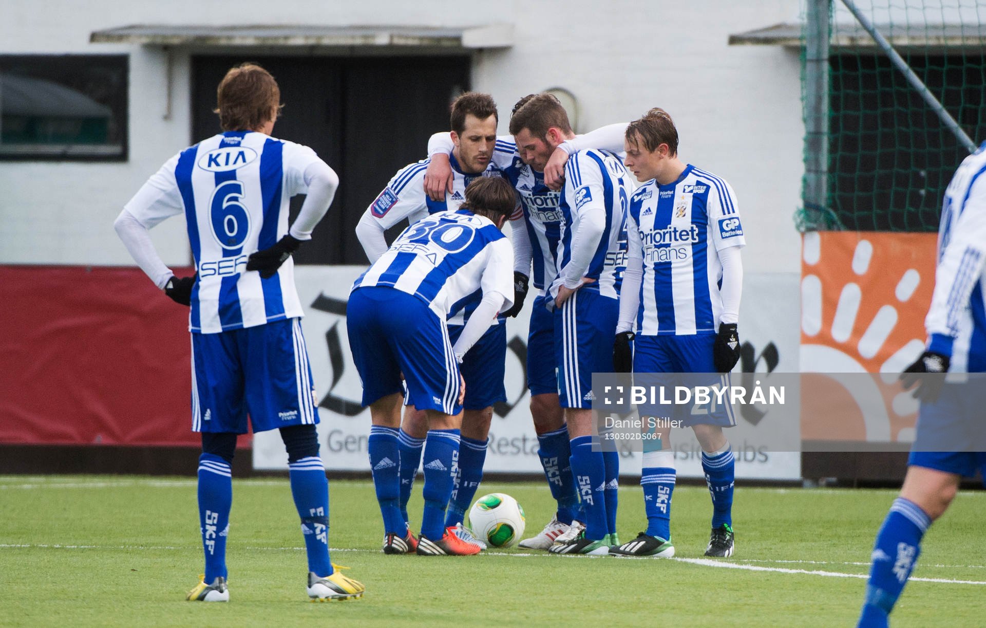 IFK Göteborg pratar sig samman innan en frispark, Tobias