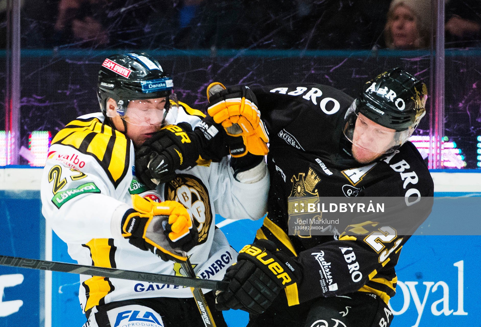 Robin Jacobsson, Brynäs, blir tacklad av Jonas Liwing, AIK