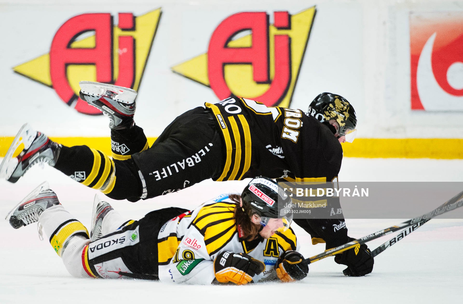 Joakim Nordström, AIK, flyger över Calle Järnkrok,