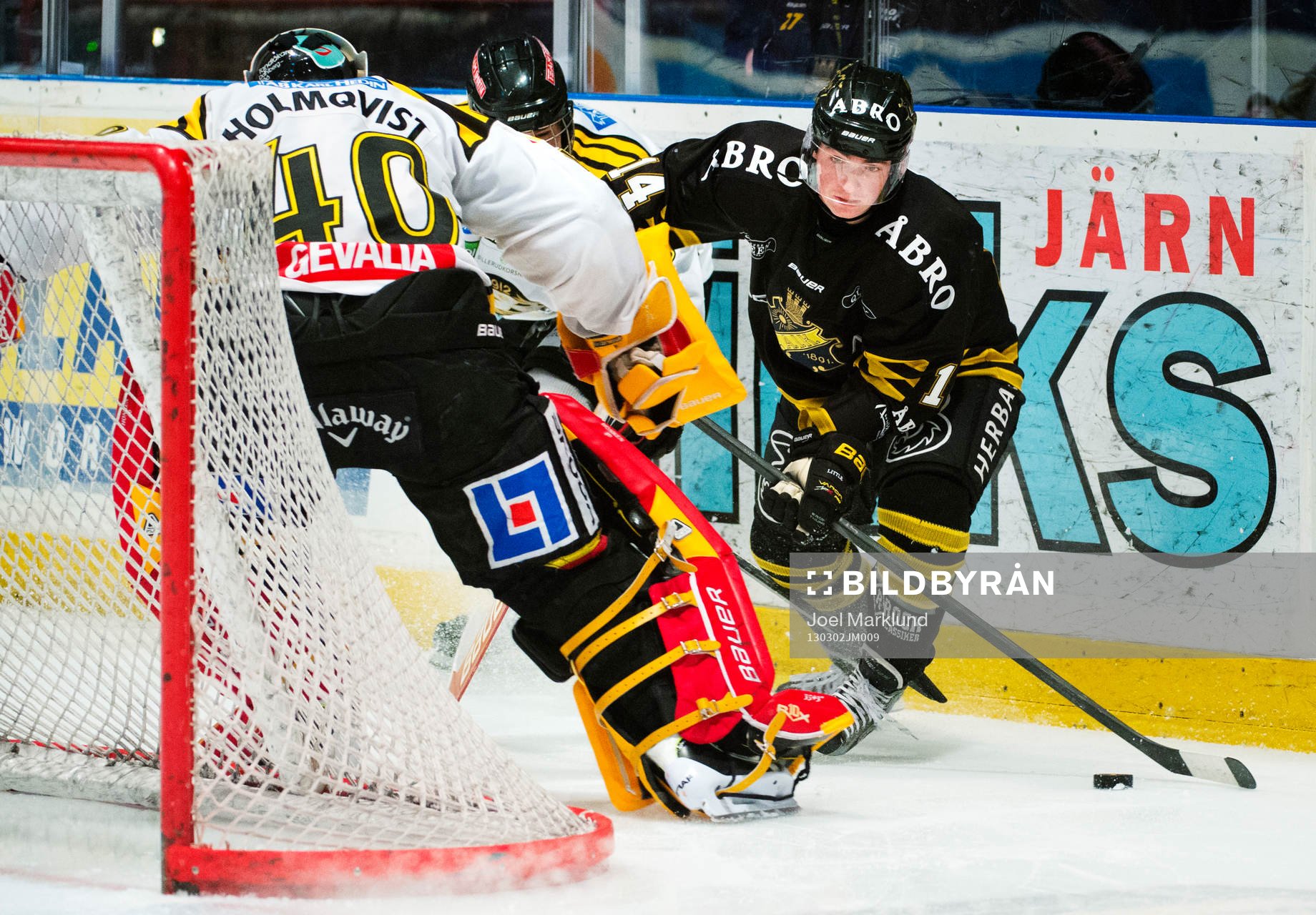 Broc Little, AIK, tar pucken från Johan Holmqvist,