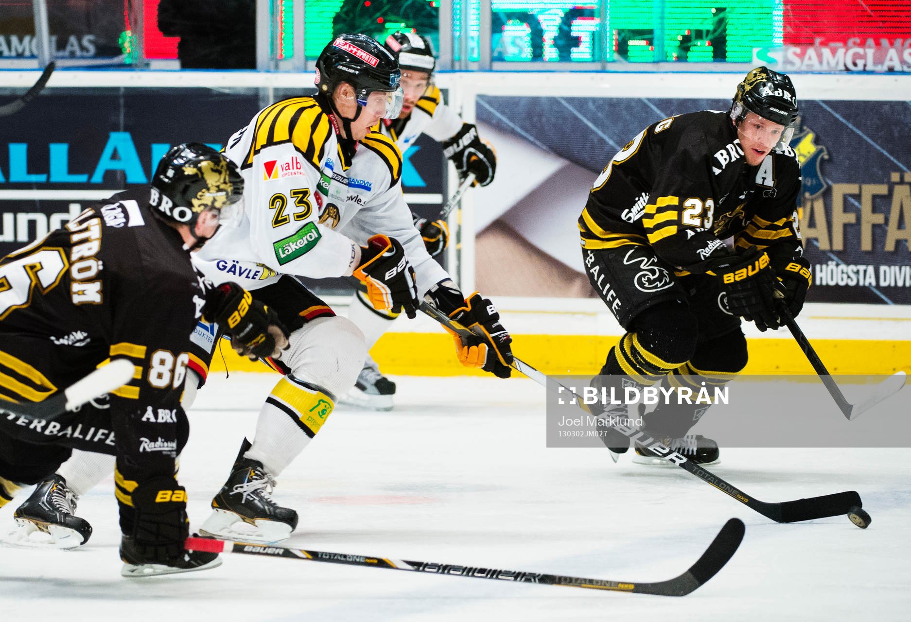 Robin Jacobsson, Brynäs, tar sig förbi Oscar Ahlström