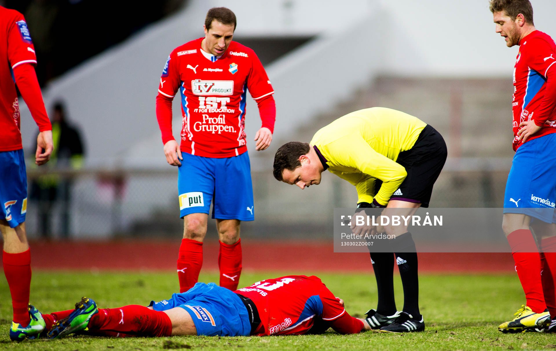 Andreas Ekberg, domare, kollar hur det är med, Juan
