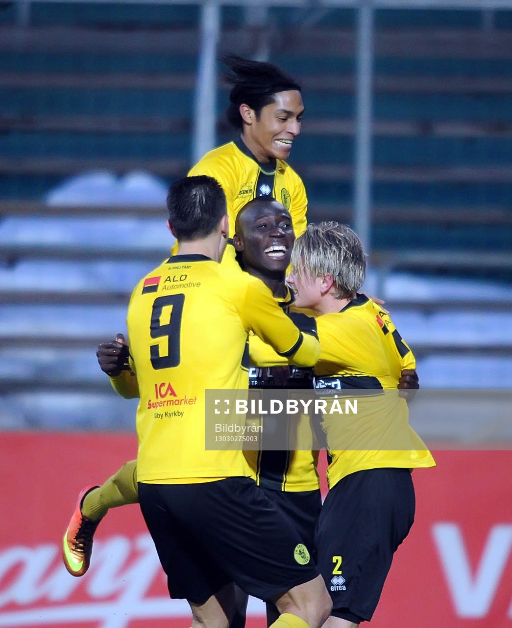 2-1 jubel genom mål av Alhaji Kamara (mitten) i IK Frej,