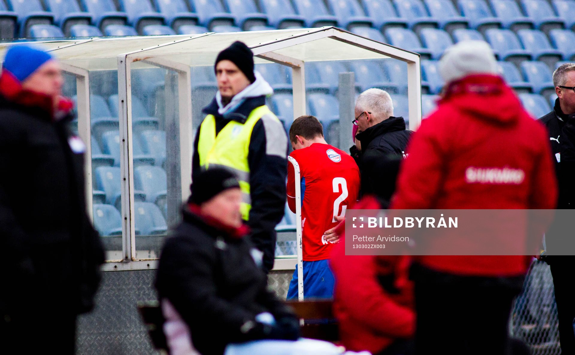 Andreas Wihlborg, Öster IF, skadar sig otäckt i axeln.