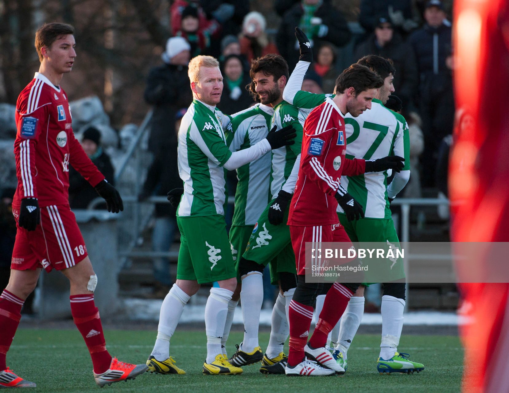 Fotboll, Träningsmatch, Hammarby - Degerfors: Adis Husidic, hammarby, blir kramad av sina lagspelare efter att ha gjort 2-1.