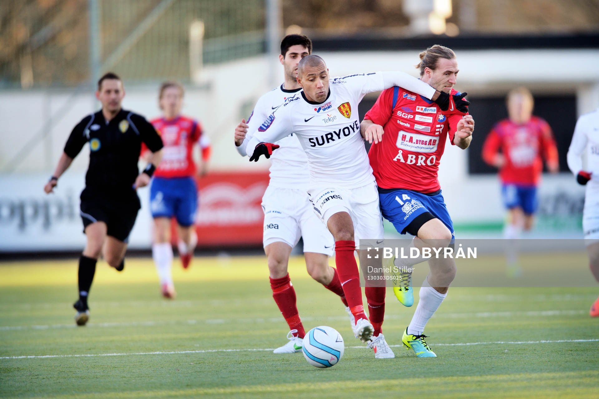 Fotboll, Svenska Cupen, Örgryte-Syrianska: Emil Karlsson, Örgryte i kamp om bollen med, Alessandro Perreira, Syrianska