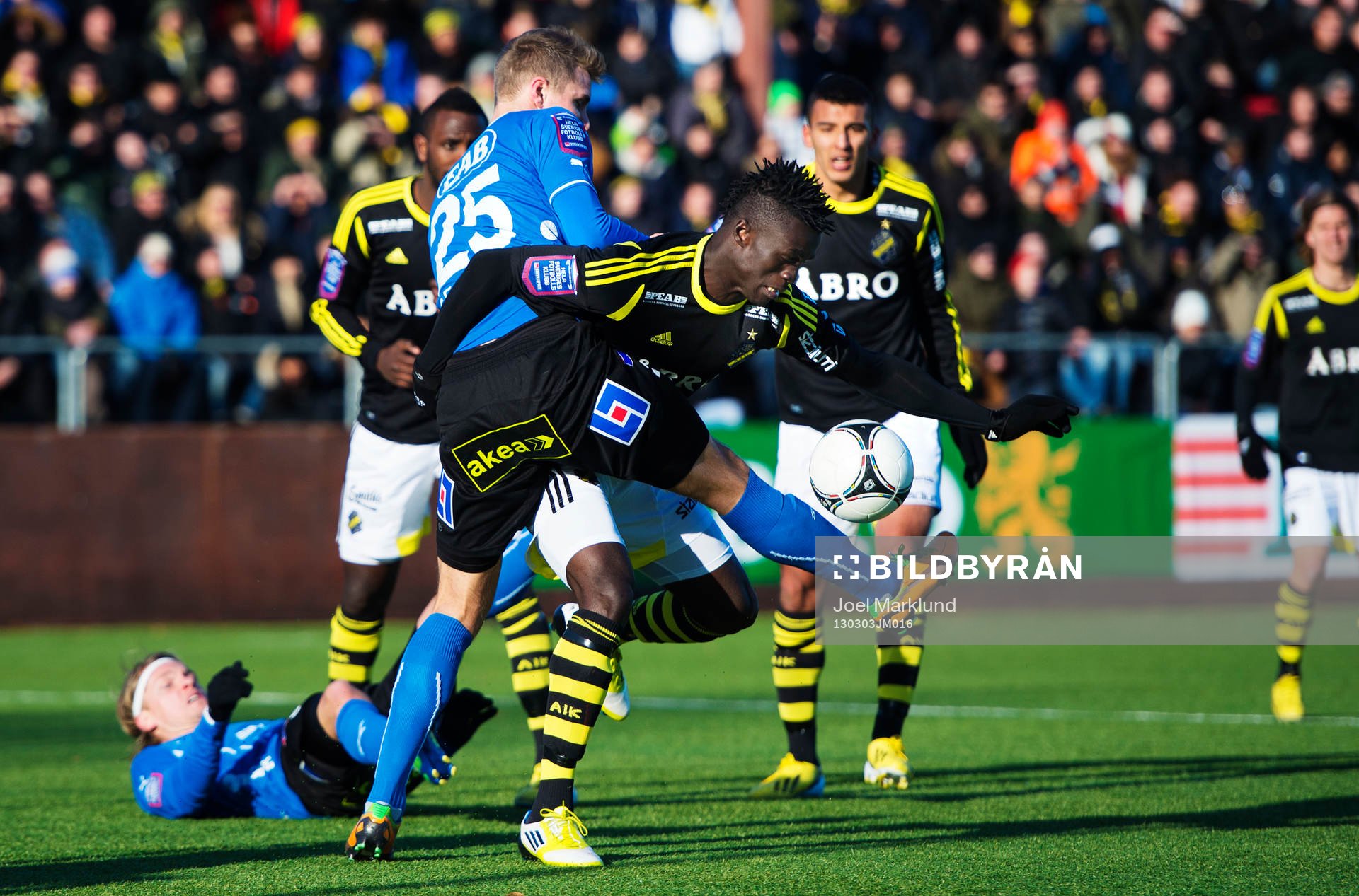Kwame Amponsah Karikari, AIK, kämpar mot Richard Magyar,