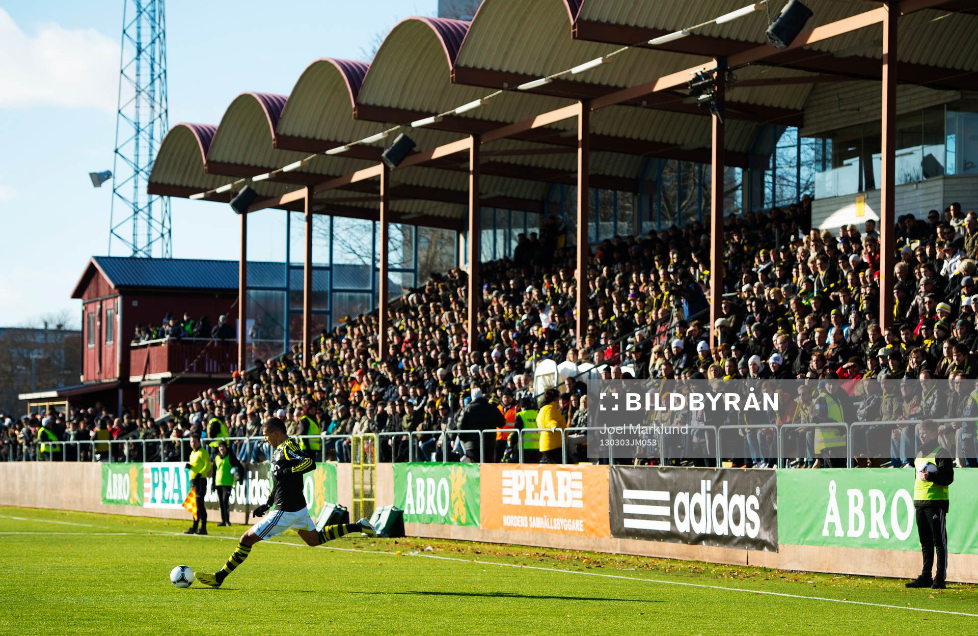 Nabil Bahoui, AIK, slår en frispark när laget spelar på