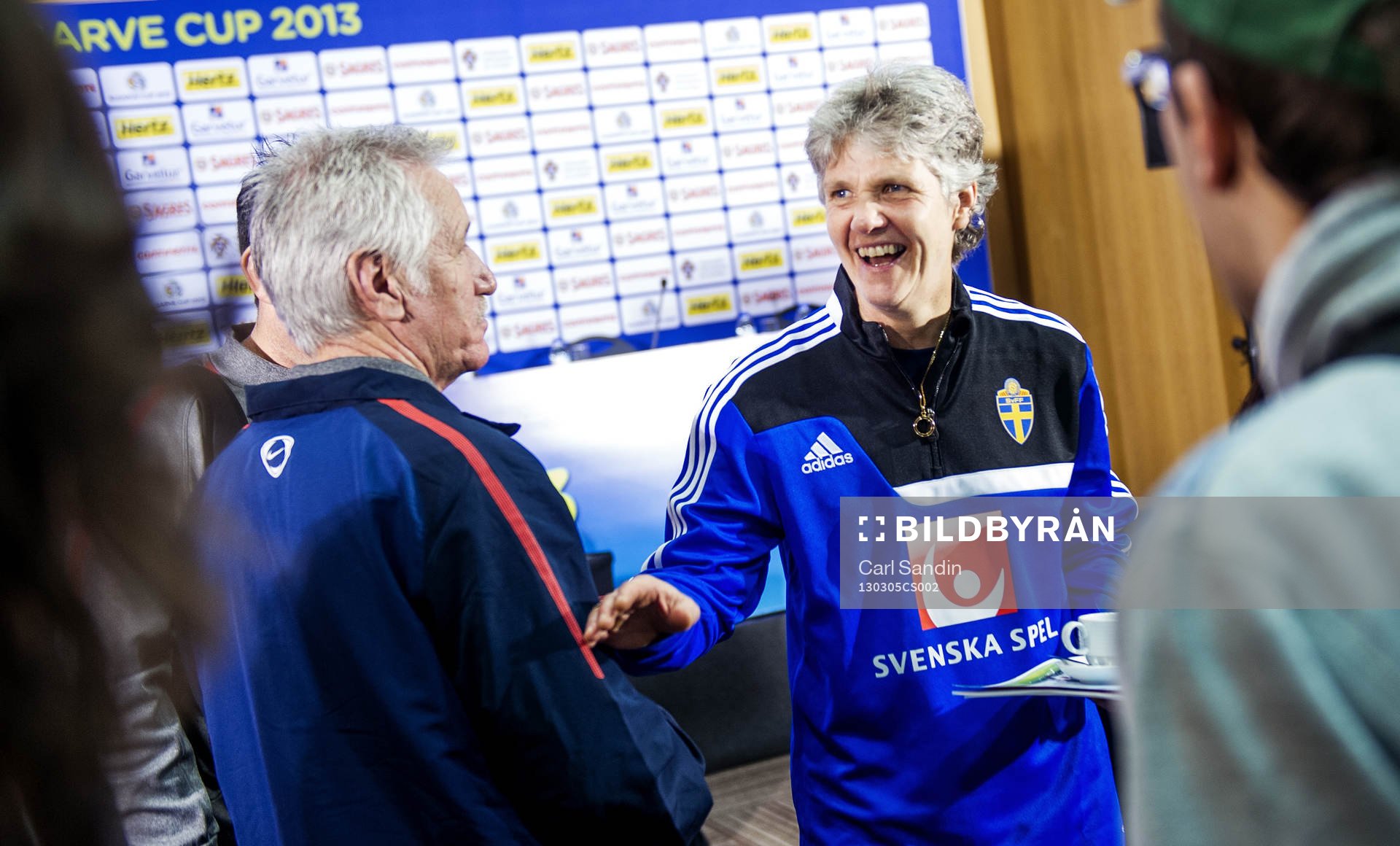 Fotboll, Damlandslaget, Algarve Cup, Presskonferens: Pia Sundhage, förbundskapten, Sverige, skojar med Tom Sermanni, förbundskapten, USA.