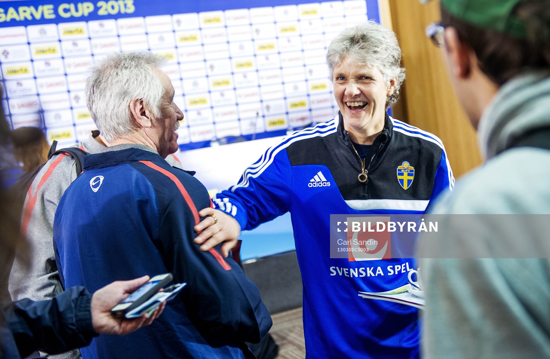 Fotboll, Damlandslaget, Algarve Cup, Presskonferens: Pia Sundhage, förbundskapten, Sverige, skojar med Tom Sermanni, förbundskapten, USA.