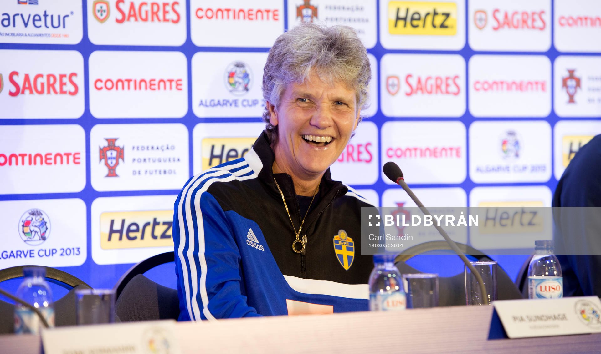 En glad Pia Sundhage, förbundskapten, Sverige