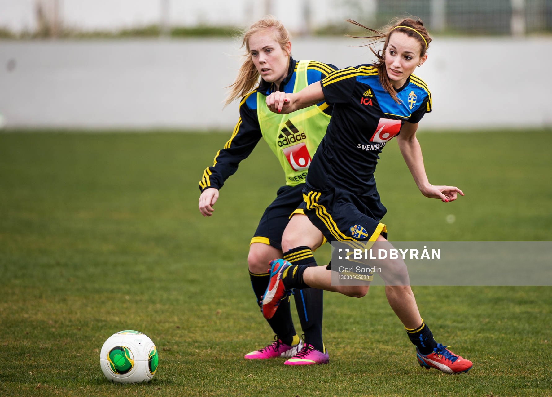 Närkamp mellan Carina Holmberg och Kosovare Asllani,