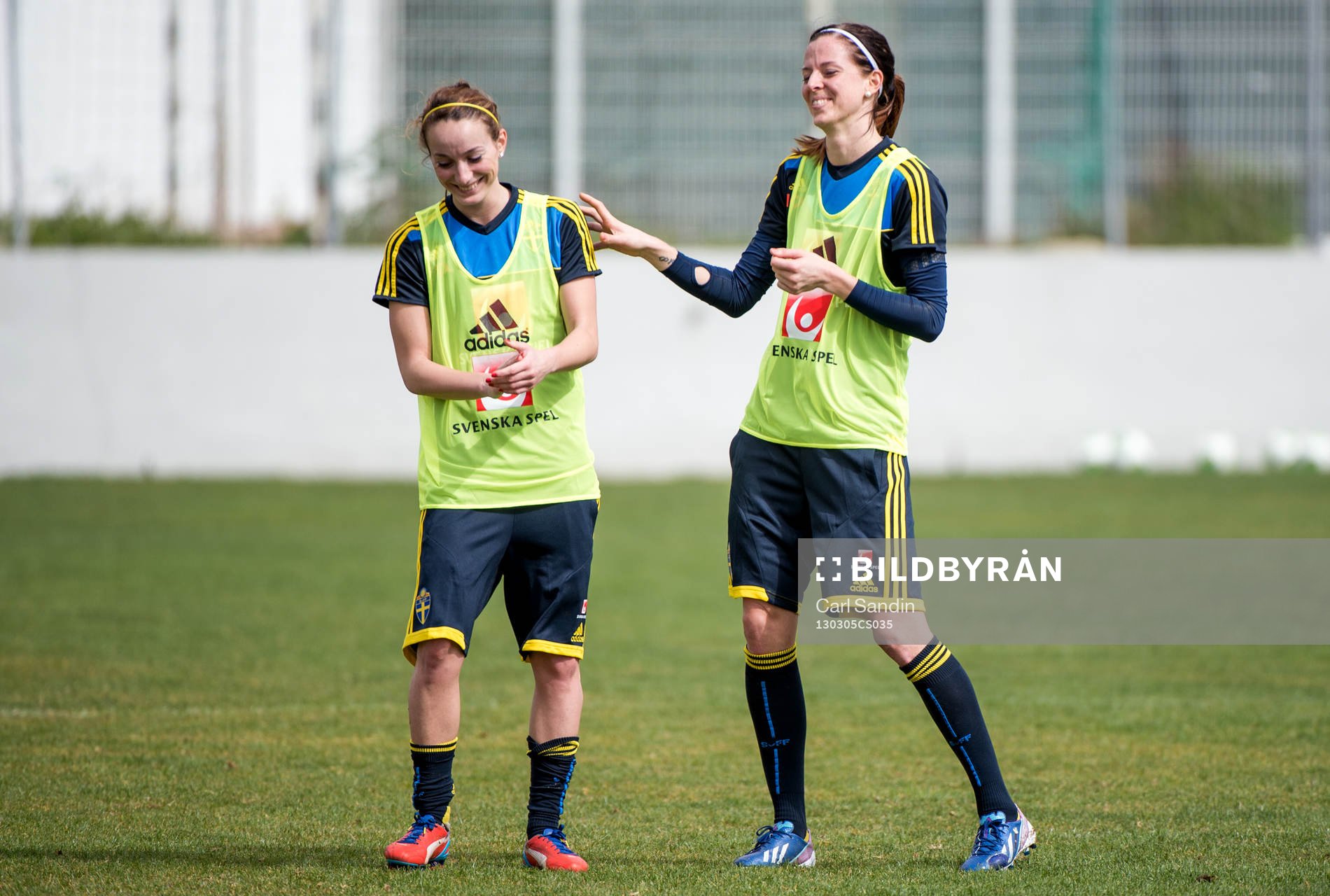 Kosovare Asllani och Lotta Schelin, har roligt på