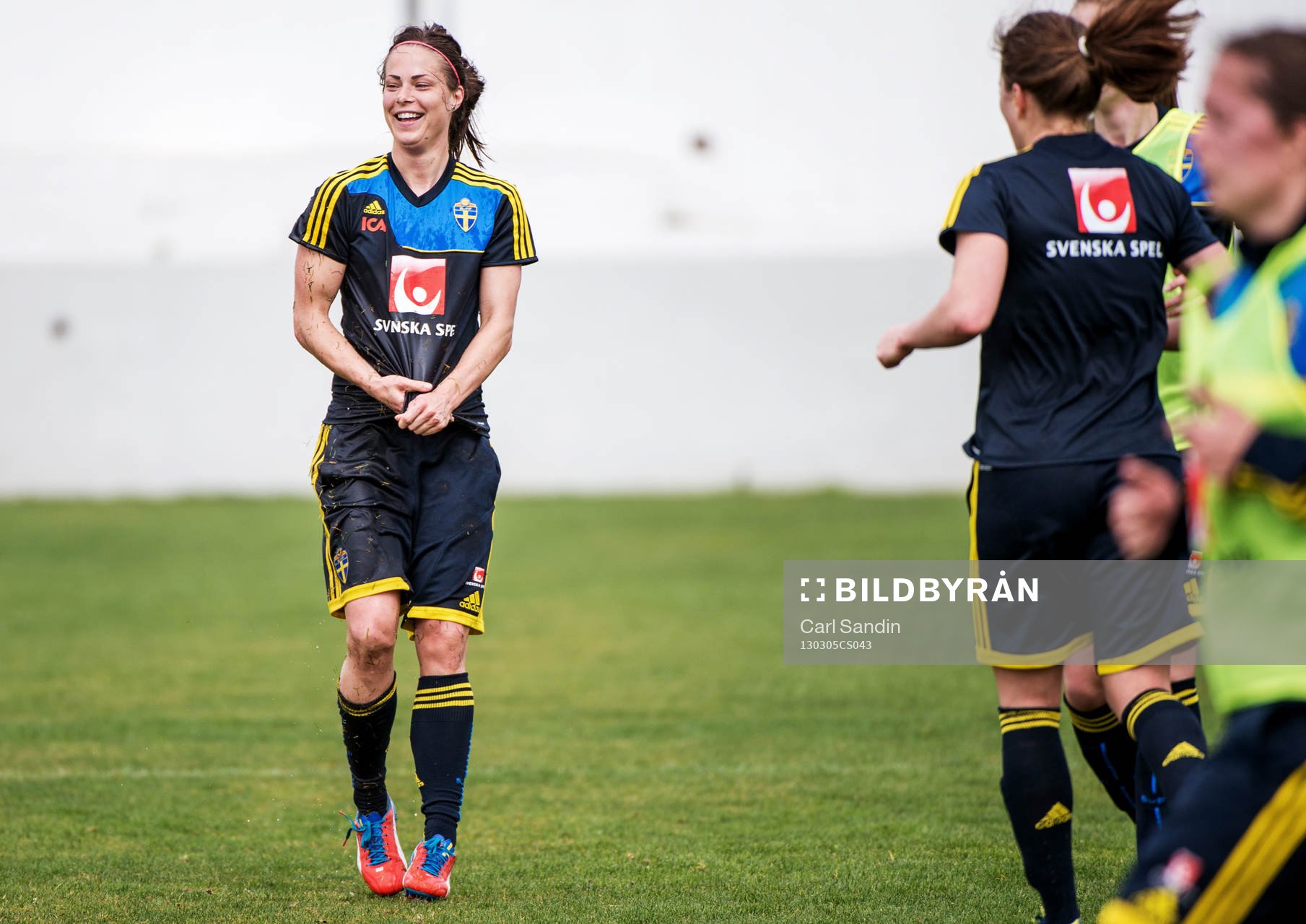 Johanna Almgren , Sverige, vrider ur tröjan