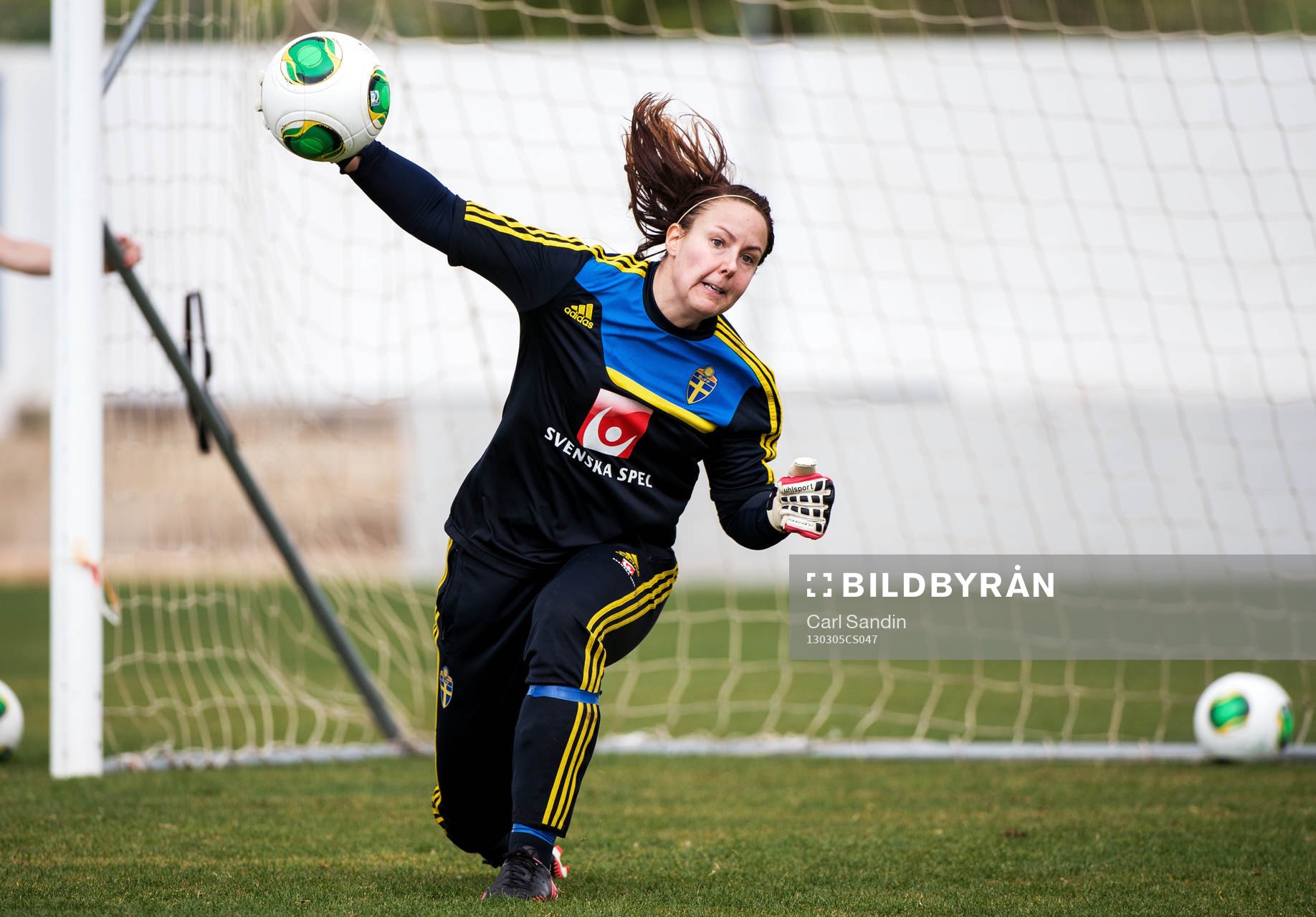 Carola Söberg, målvakt, Sverige, kastar ut bollen