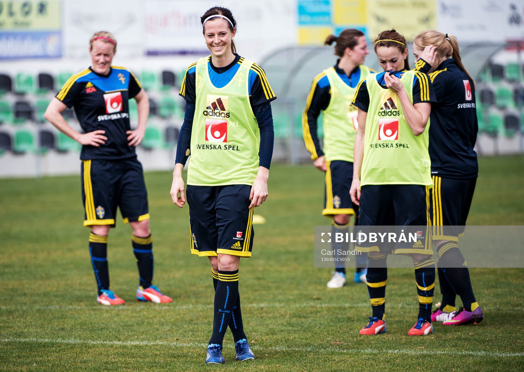 En glad Lotta Schelin, Sverige