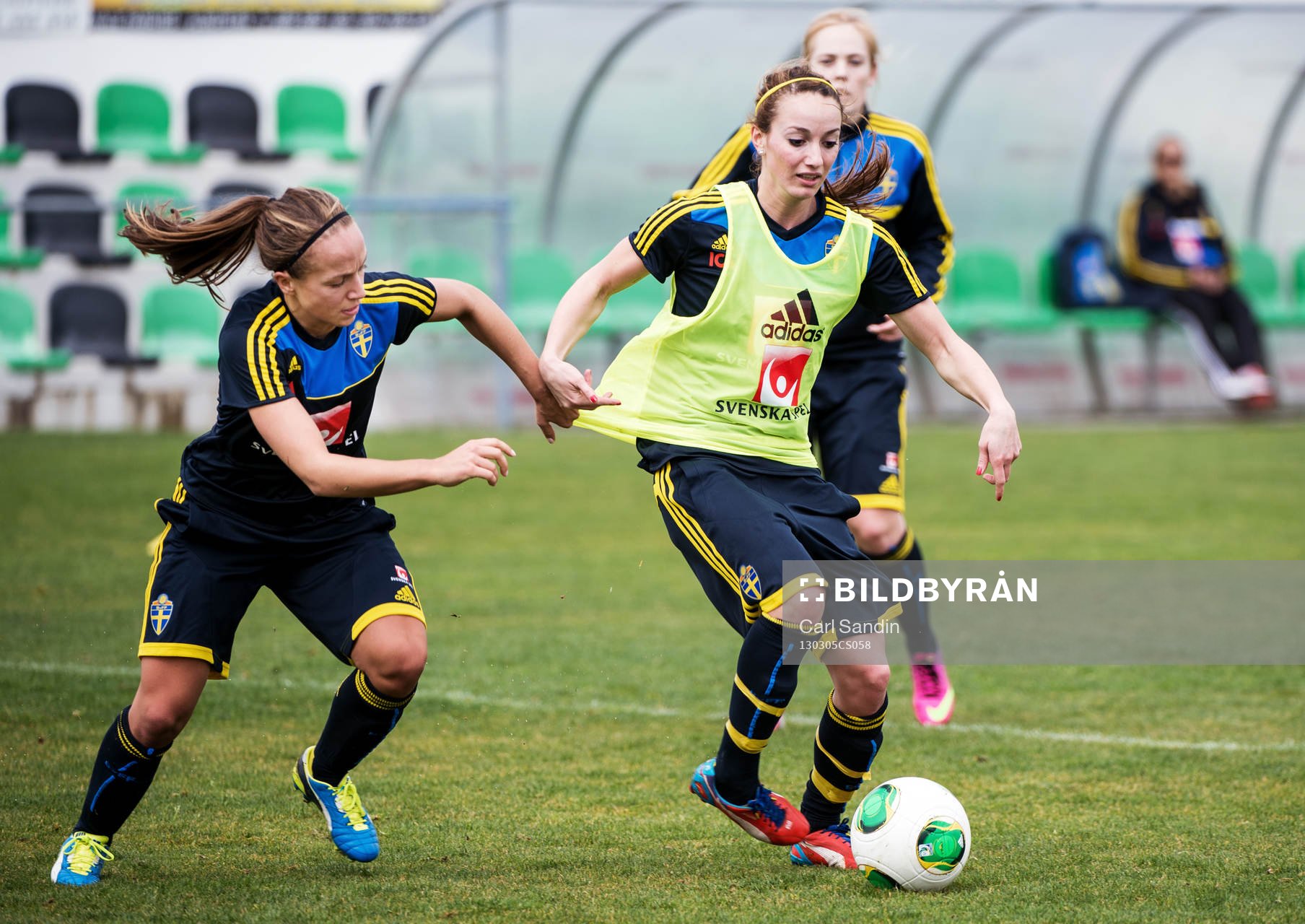 Närkamp mellan Malin Levenstad och Kosovare Asllani,