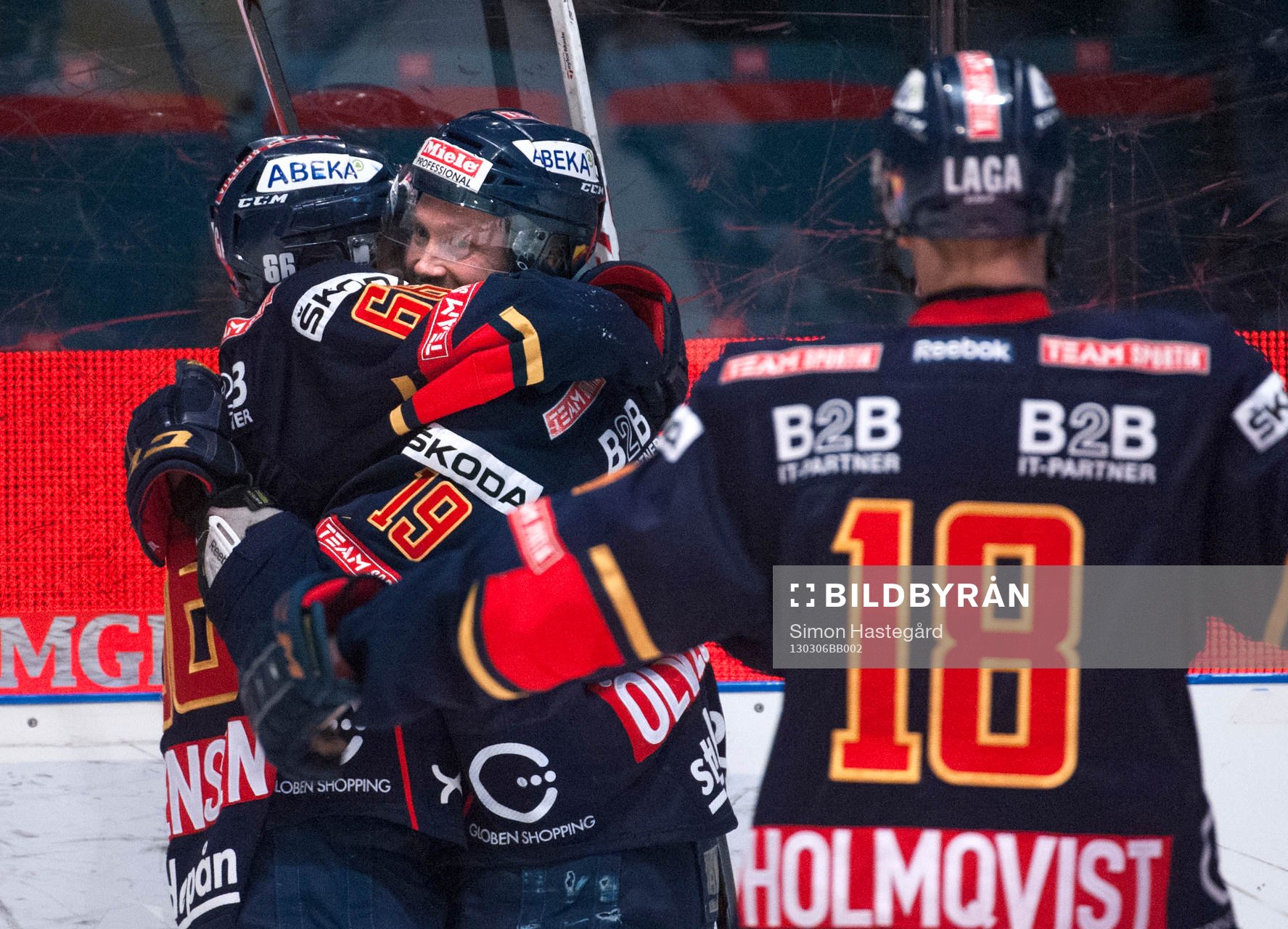 Jimmie Ölvestad,  omfamnar Marcus Marcus Sörensen,