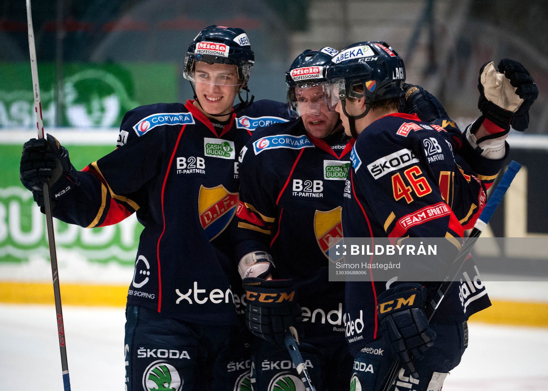 Kristofer Ottosson, blir omfamnad