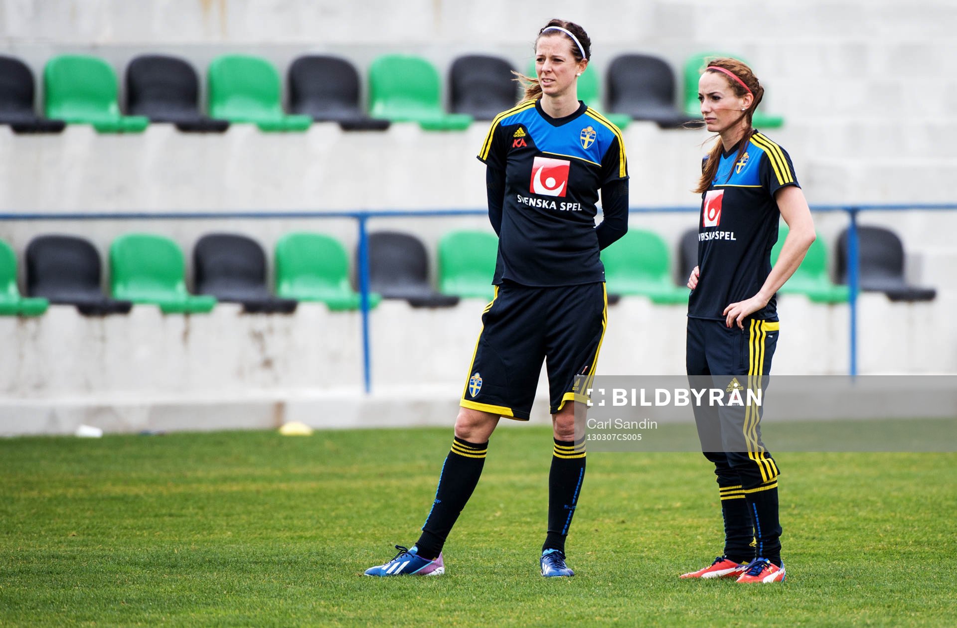 Lotta Schelin och Kosovare Asllani, Sverige, står och