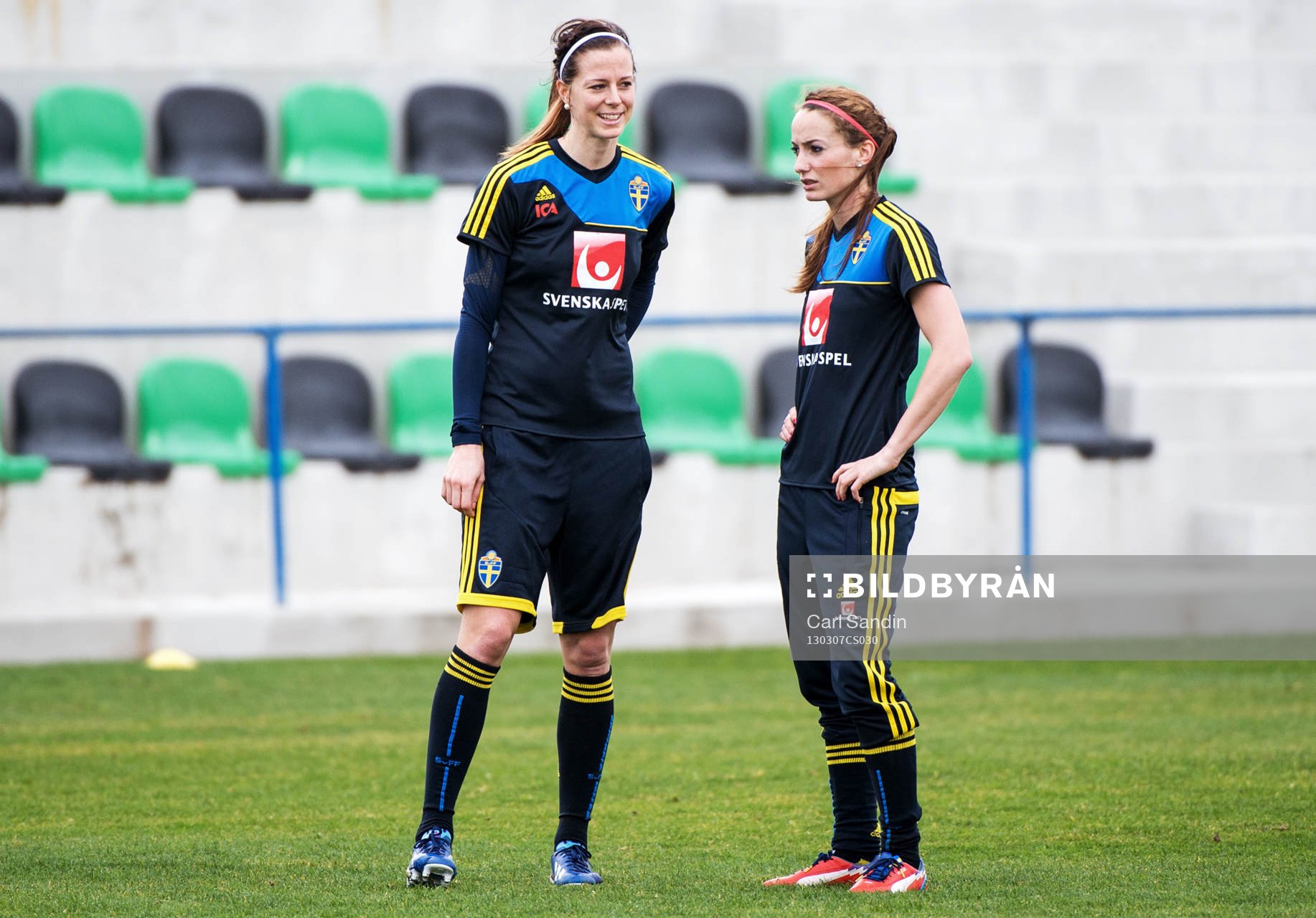 Lotta Schelin och Kosovare Asllani, Sverige, står och