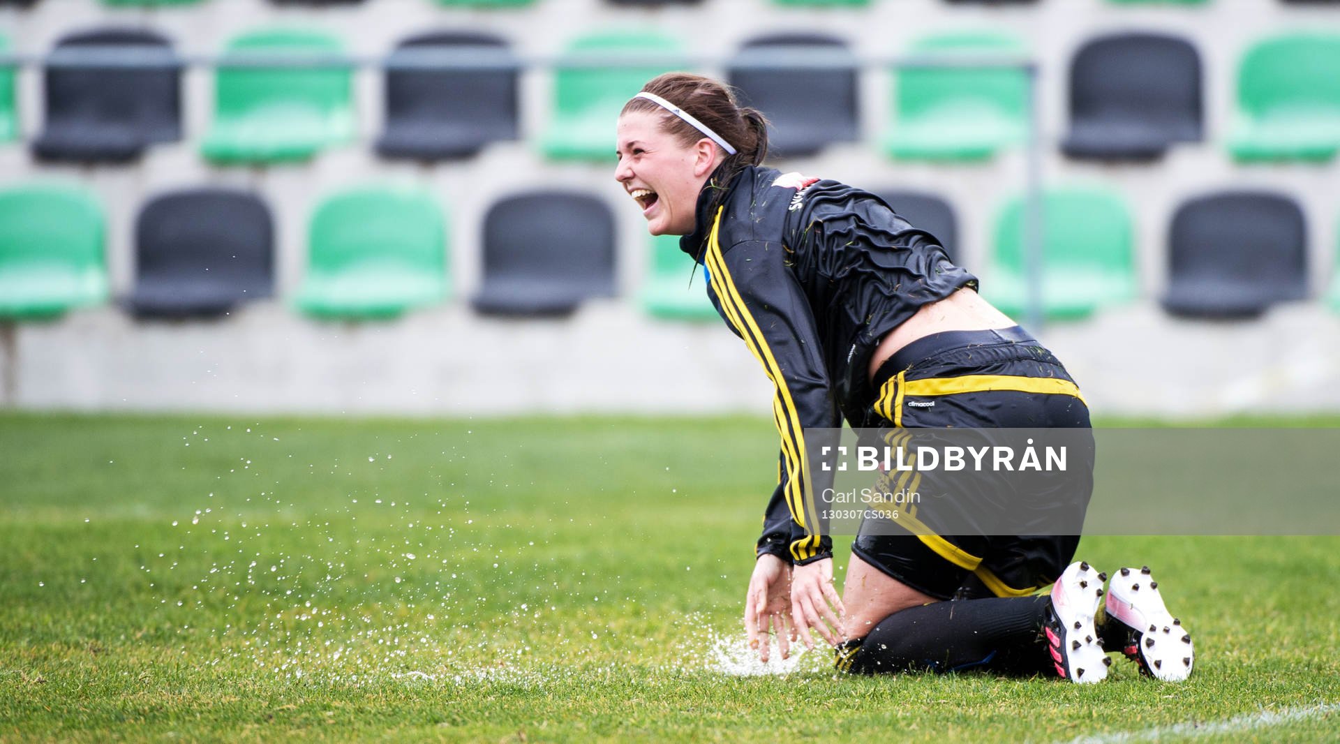 Fotboll, Damlandslaget, Algarve Cup, Träning: Olivia Schough, Sverige, slänger sig i vattnet på planen efter träningen.