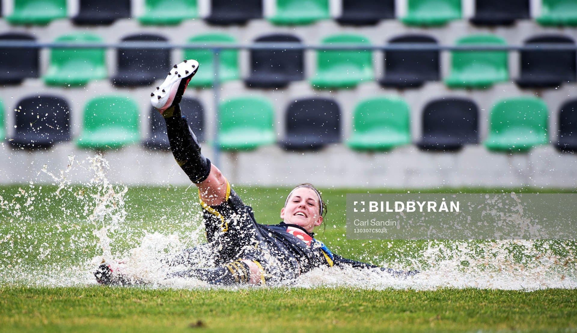 Fotboll, Damlandslaget, Algarve Cup, Träning: Olivia Schough, Sverige, slänger sig i vattnet på planen efter träningen.