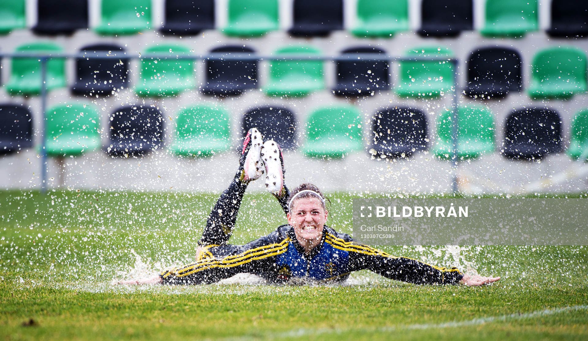 Fotboll, Damlandslaget, Algarve Cup, Träning: Olivia Schough, Sverige, slänger sig i vattnet på planen efter träningen.