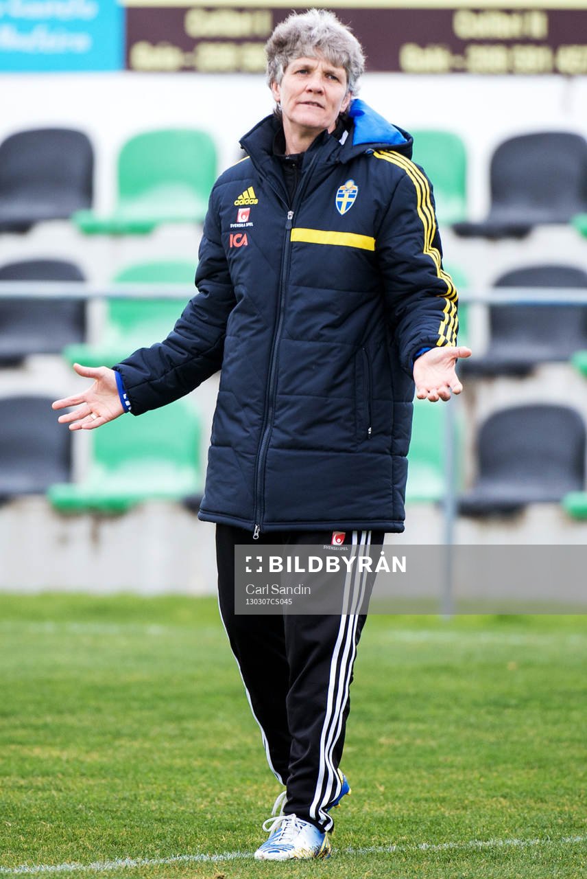 Fotboll, Damlandslaget, Algarve Cup, Träning: Pia Sundhage, förbundskapten, Sverige, slår ut med händerna.