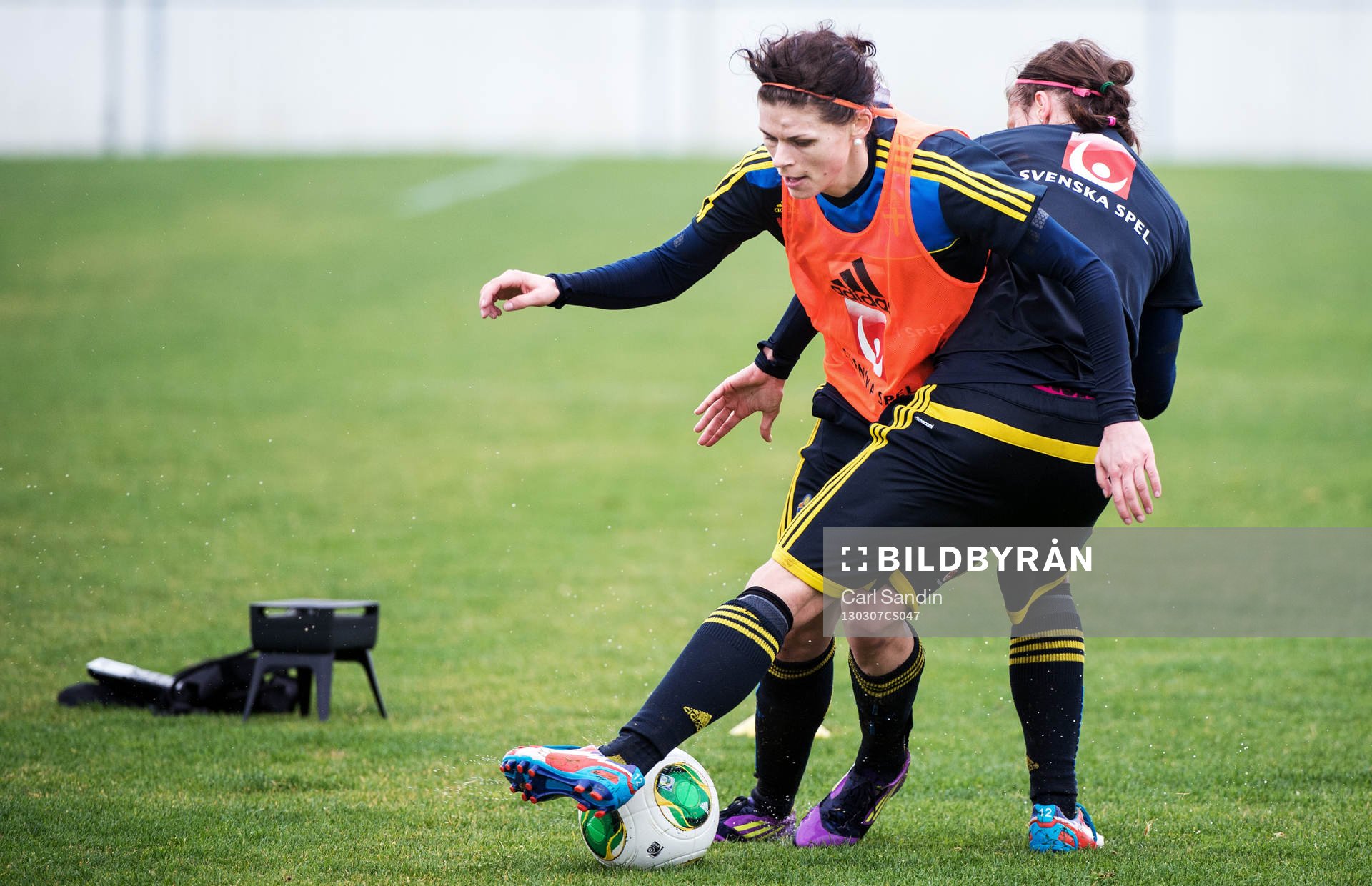 Fotboll, Damlandslaget, Algarve Cup, Träning: Susanne Moberg, fastnar hos försvarande Johanna Almgren, Sverige.