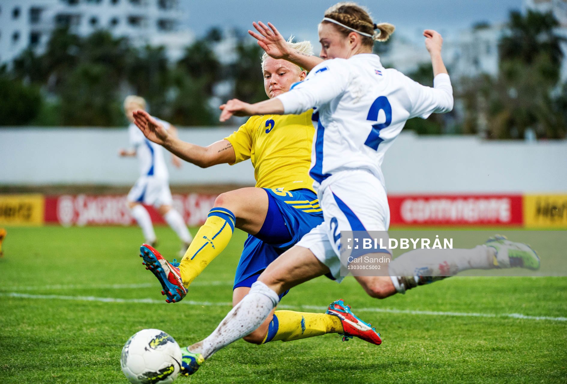 Nilla Fischer, Sverige, går in i en närkamp med Sif