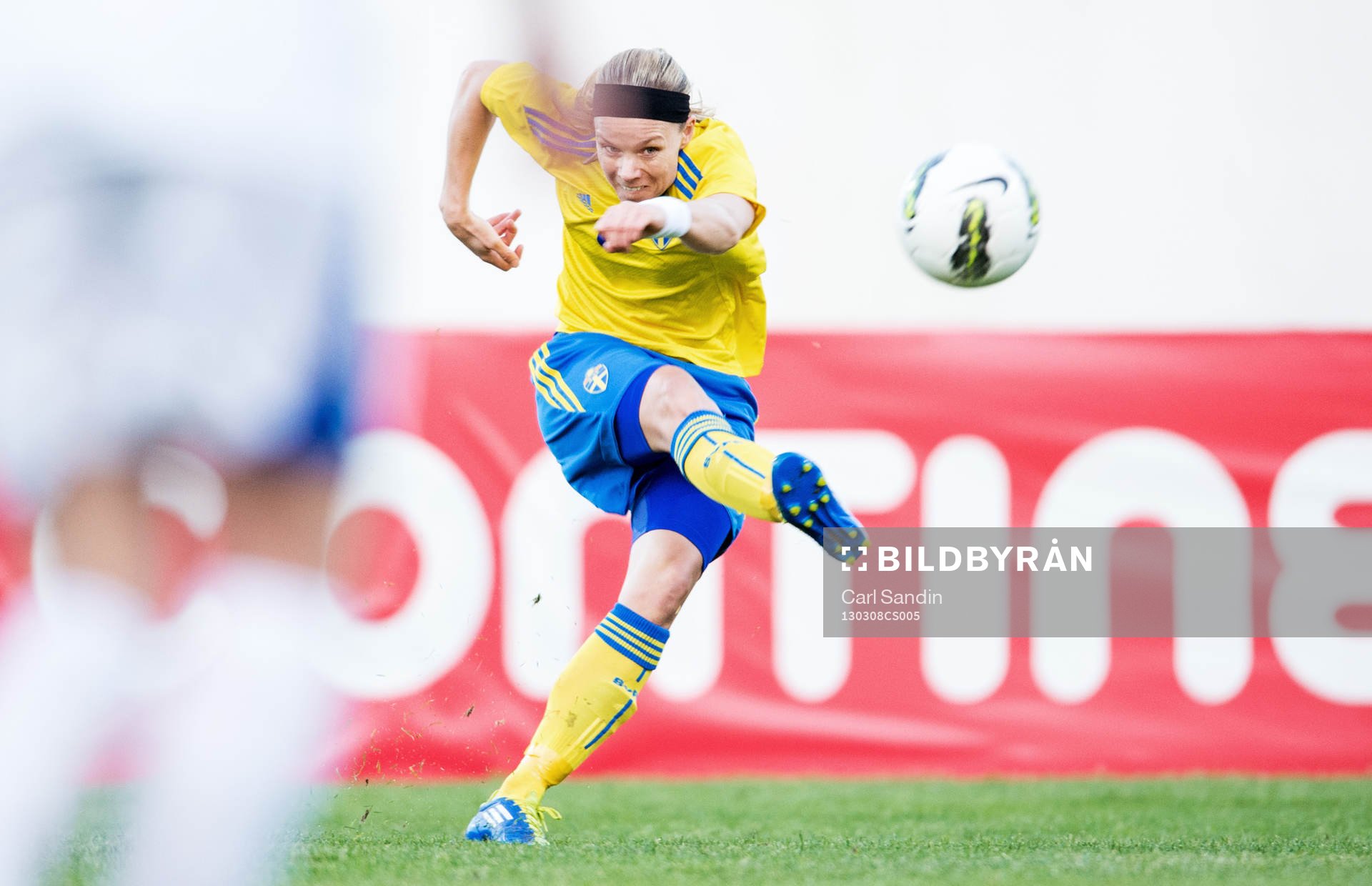 Sara Thunebro, Sverige, lägger skottet som resulterar i