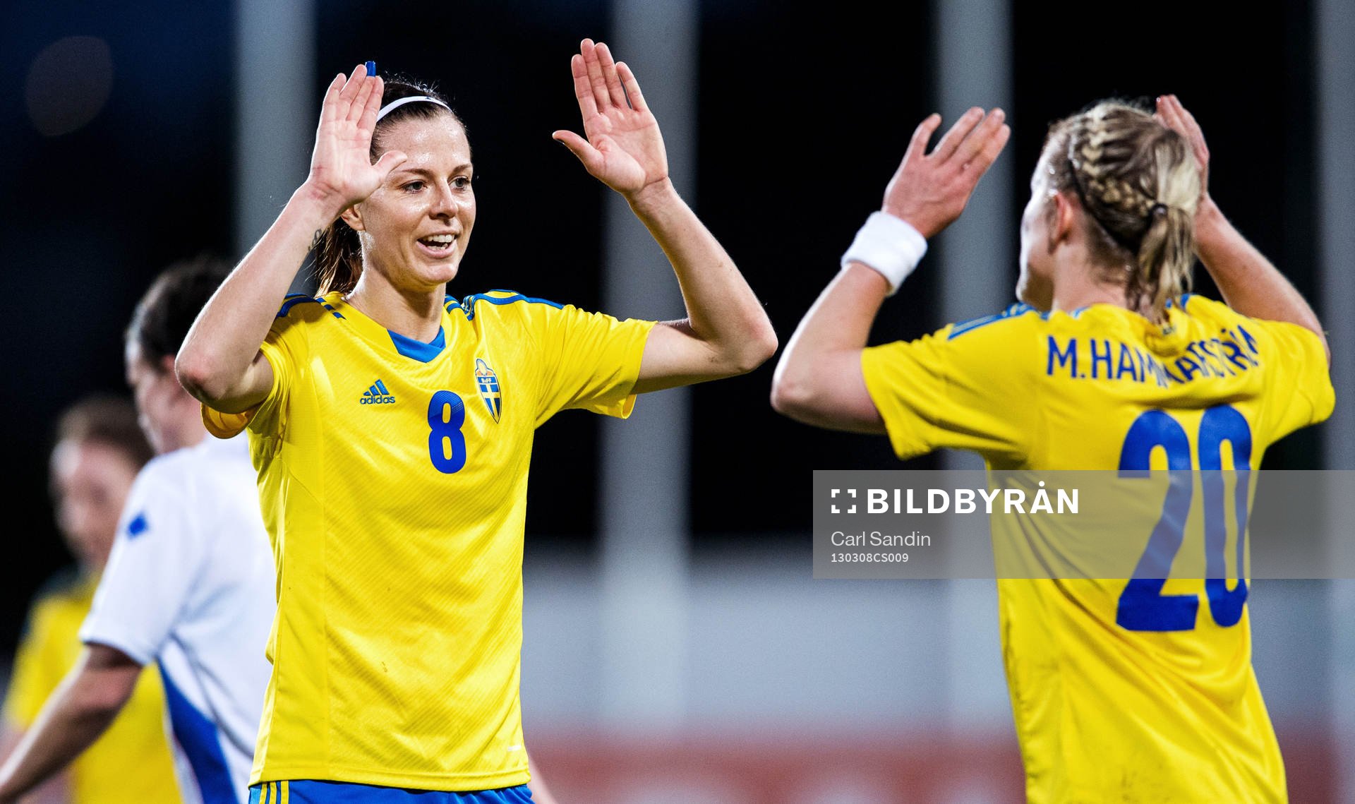 Fotboll, Dam, Algarve Cup, Island - Sverige: Lotta Schelin, gratulerar Marie Hammarström, Sverige, efter att hon gjort mål.