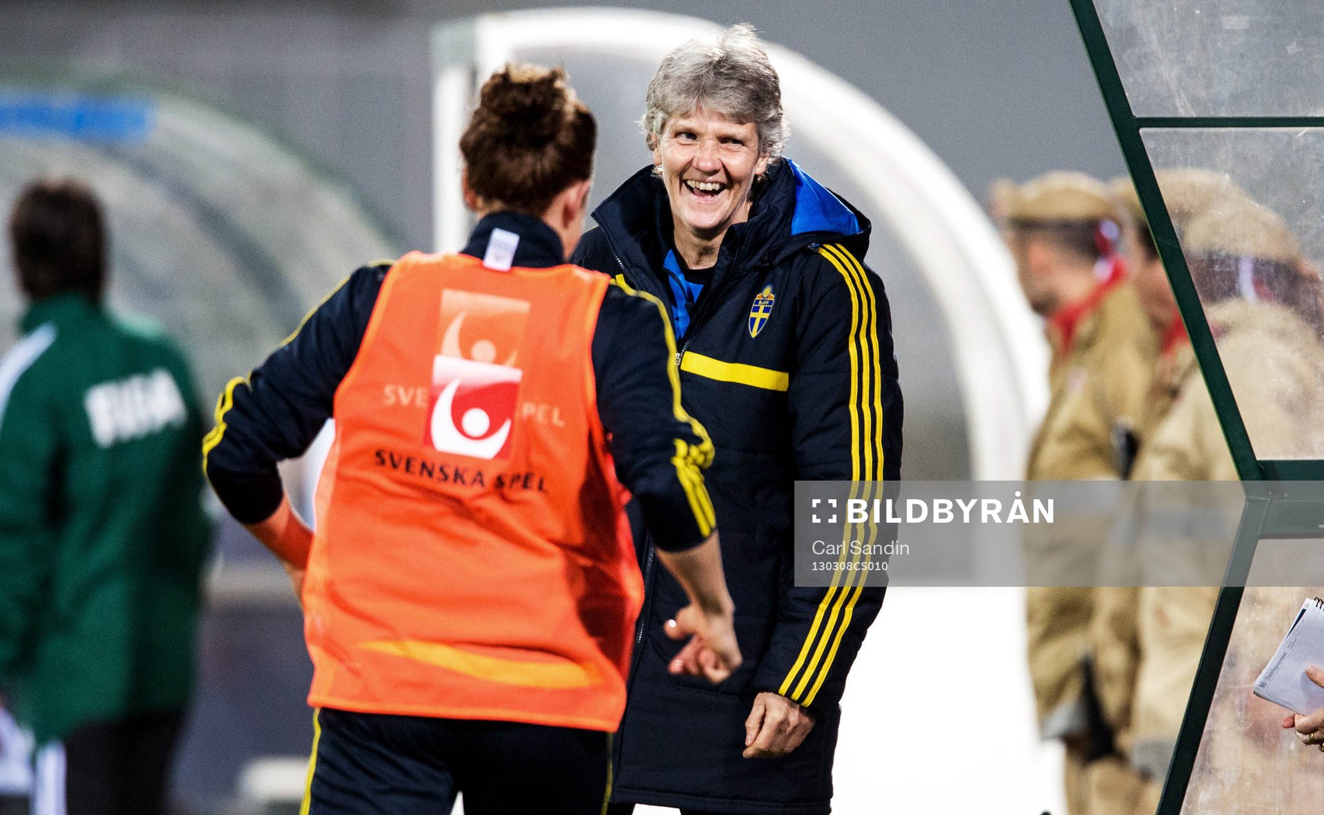 En glad Pia Sundhage, förbundskapten, Sverige, vid bänken