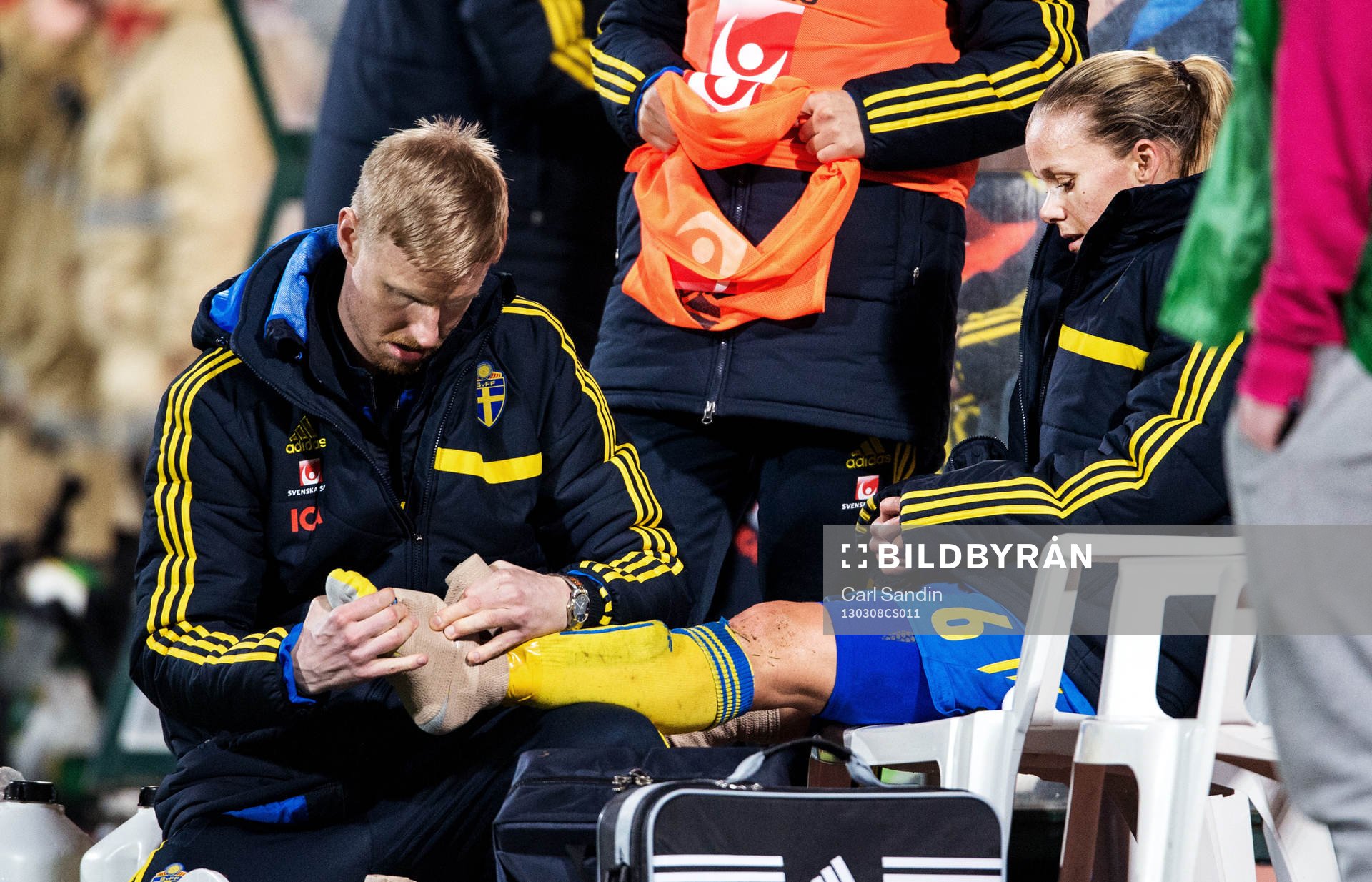 Sara Thunebro, Sverige, får foten omlindad