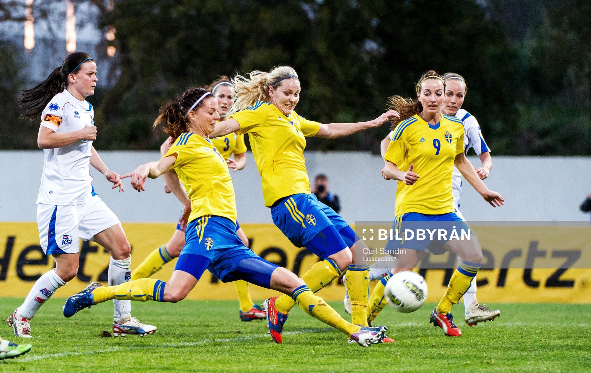 Lotta Schelin, Sverige, försöker nå fram bollen