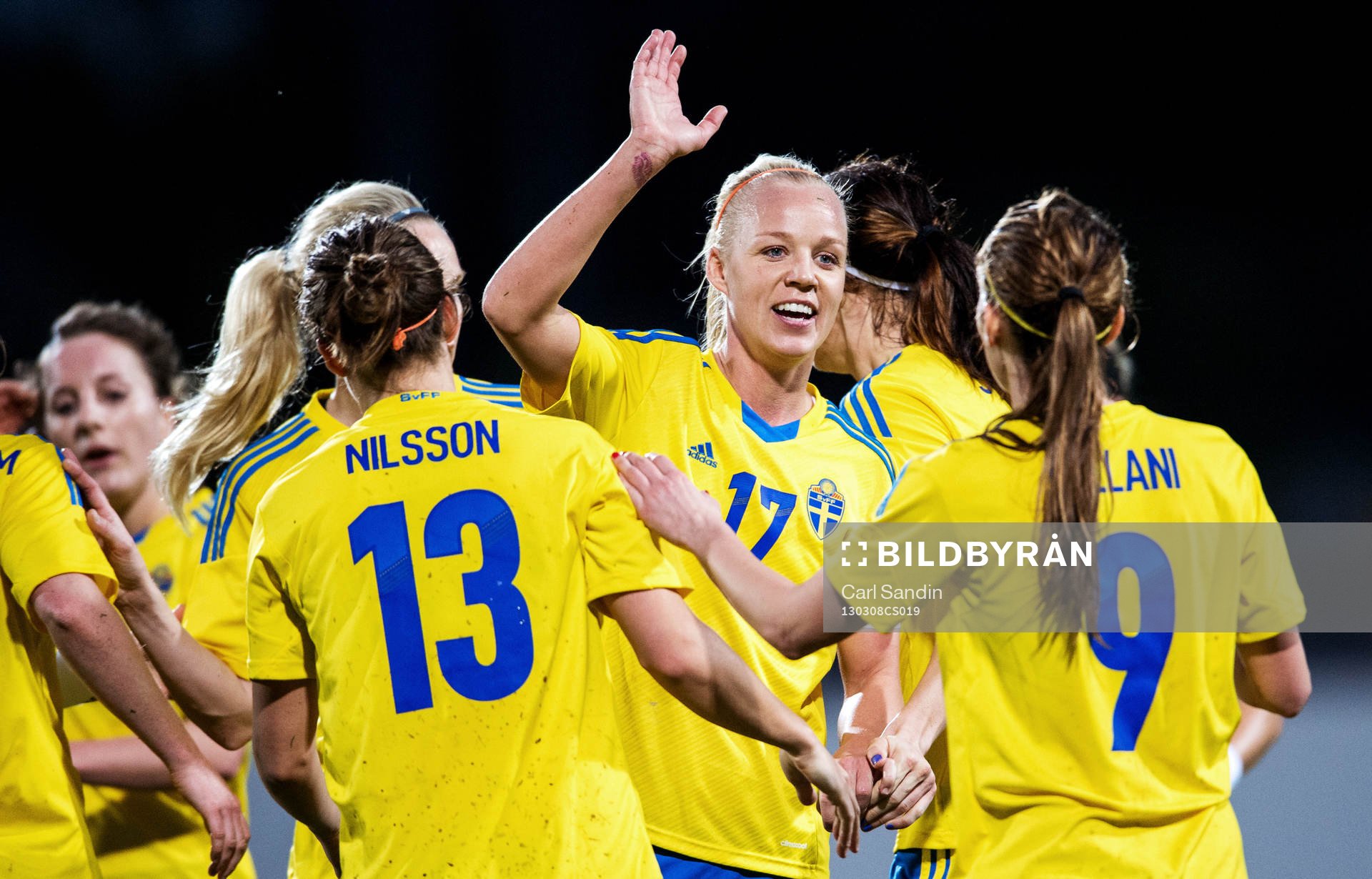 Fotboll, Dam, Algarve Cup, Island - Sverige: Caroline Seger, Sverige, firar med laget efter ett mål.