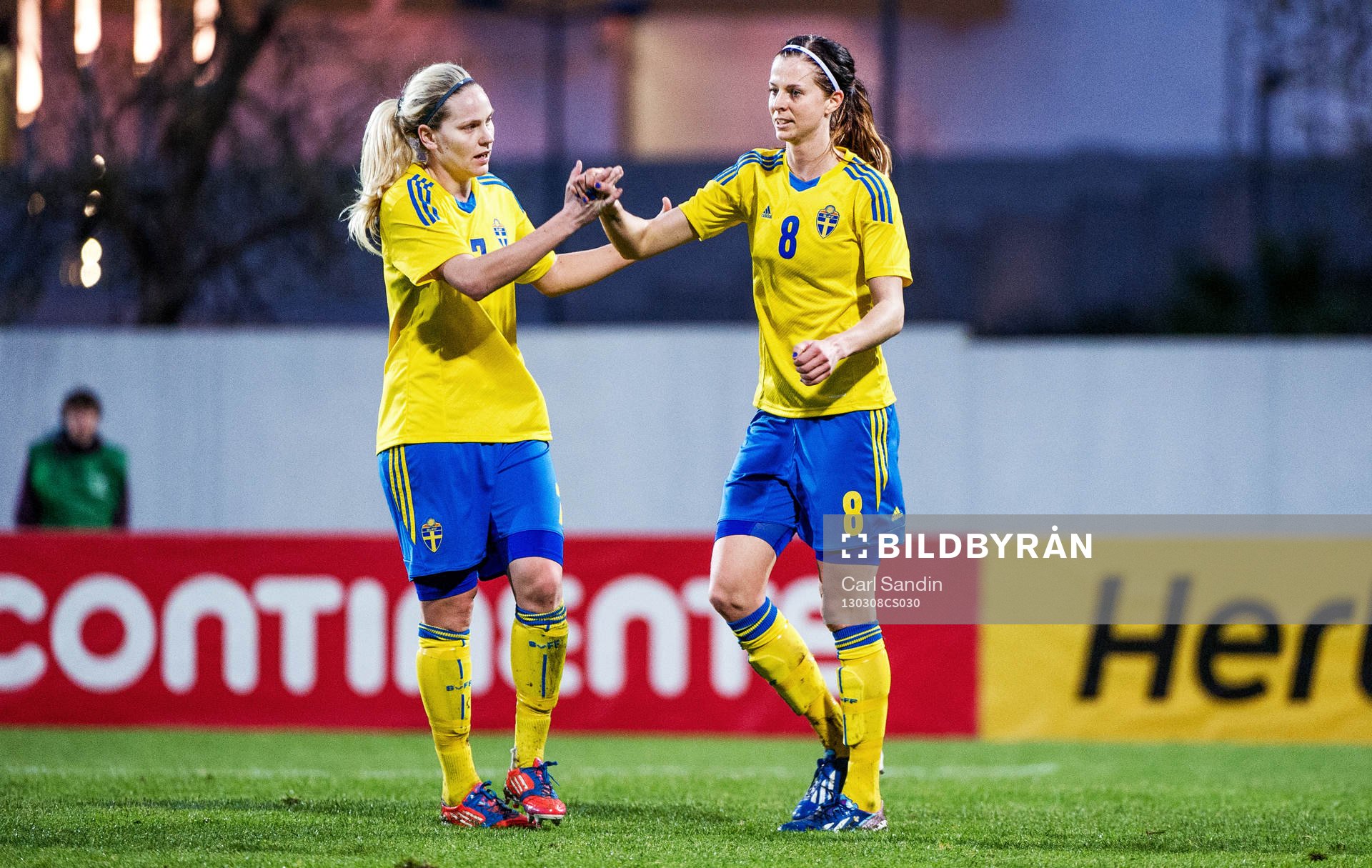 Lisa Dahlkvist firar Lotta Schelin, Sverige